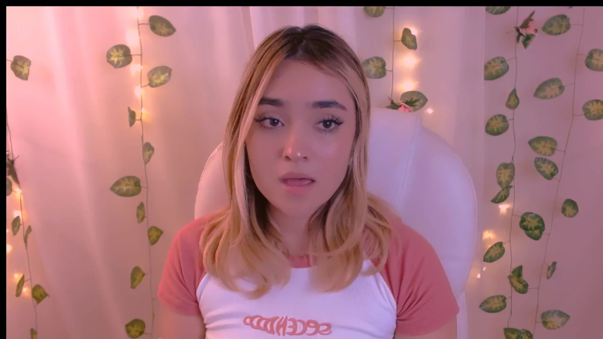 Gallery image thumbnail from Sugar_h0ney's myfreecams stream on, 04/28/2024, 10:35 image 14 of 20