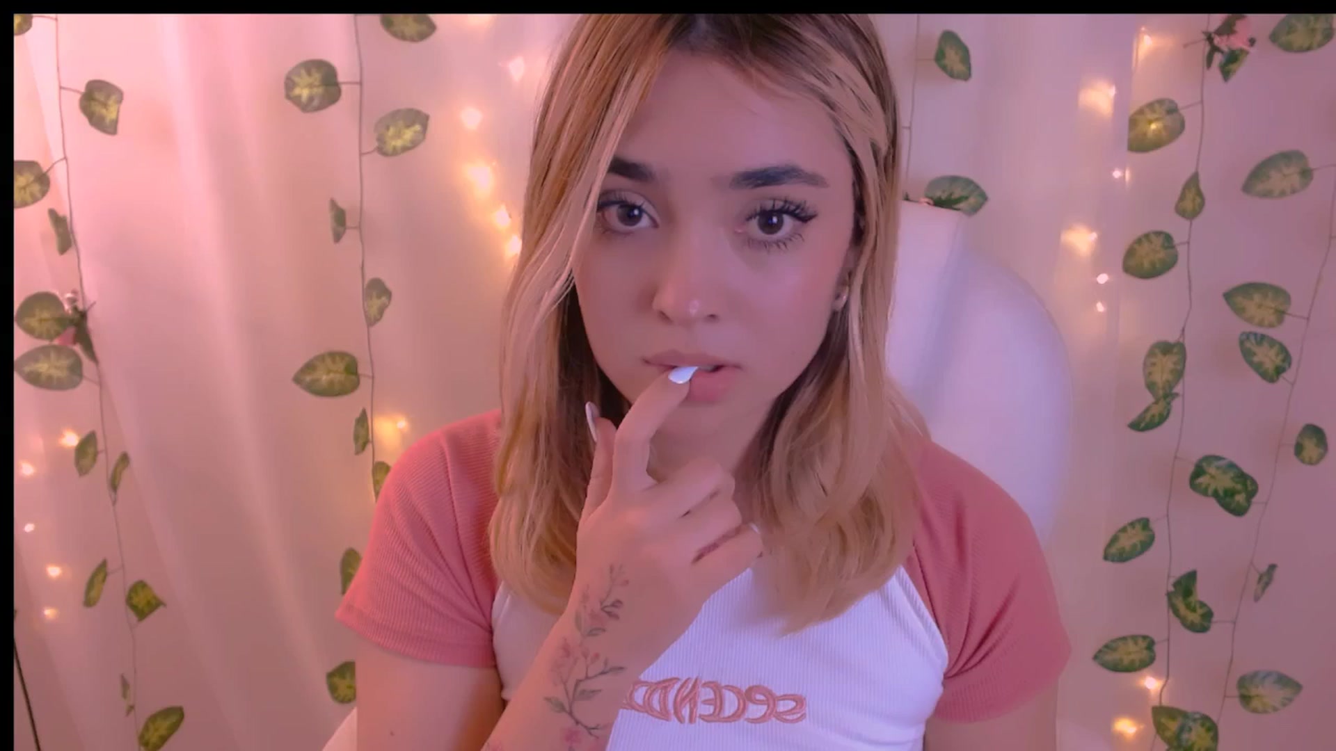 Gallery image thumbnail from Sugar_h0ney's myfreecams stream on, 04/28/2024, 10:35 image 6 of 20