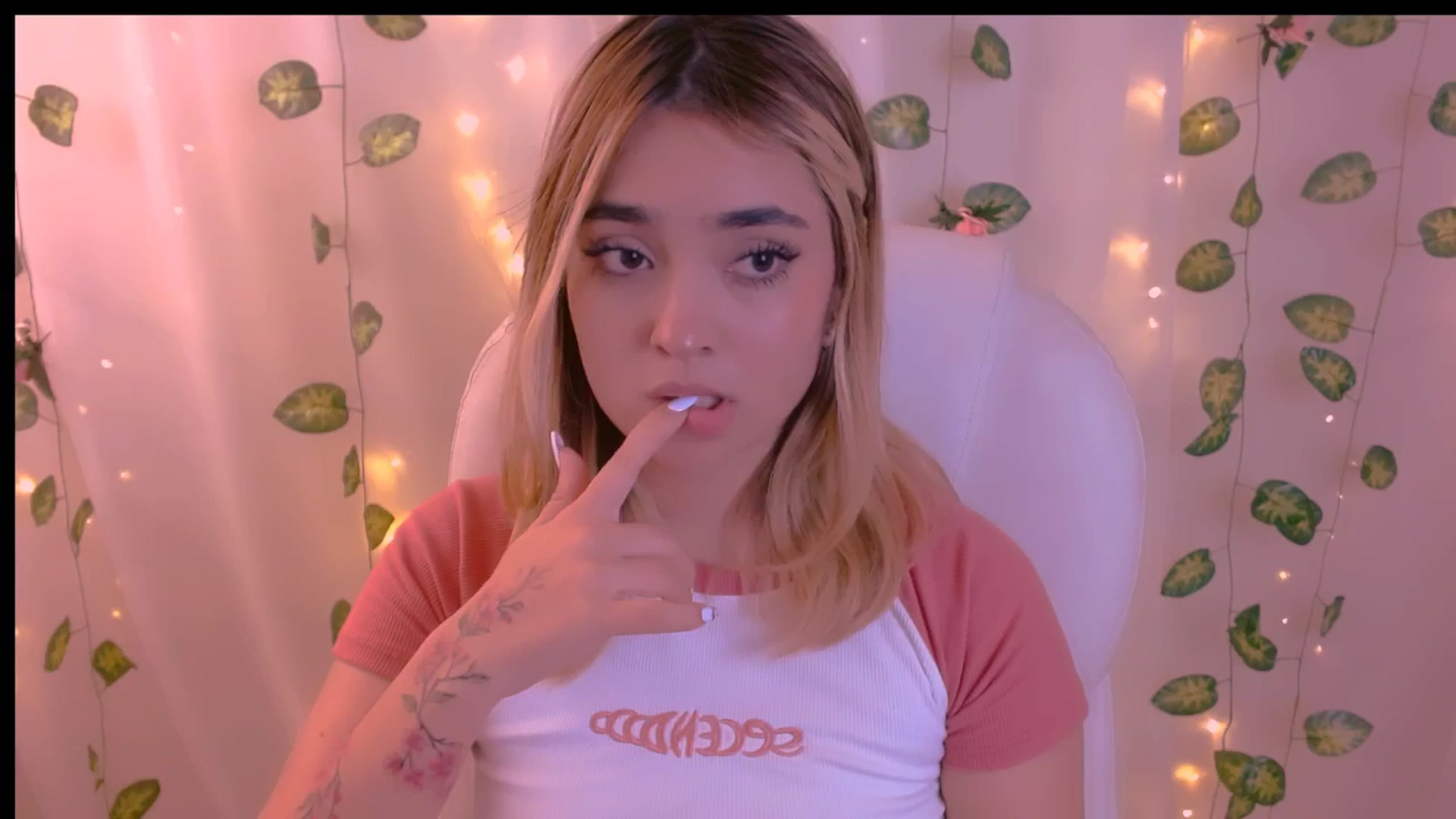 Gallery image thumbnail from Sugar_h0ney's myfreecams stream on, 04/28/2024, 10:35 image 7 of 20