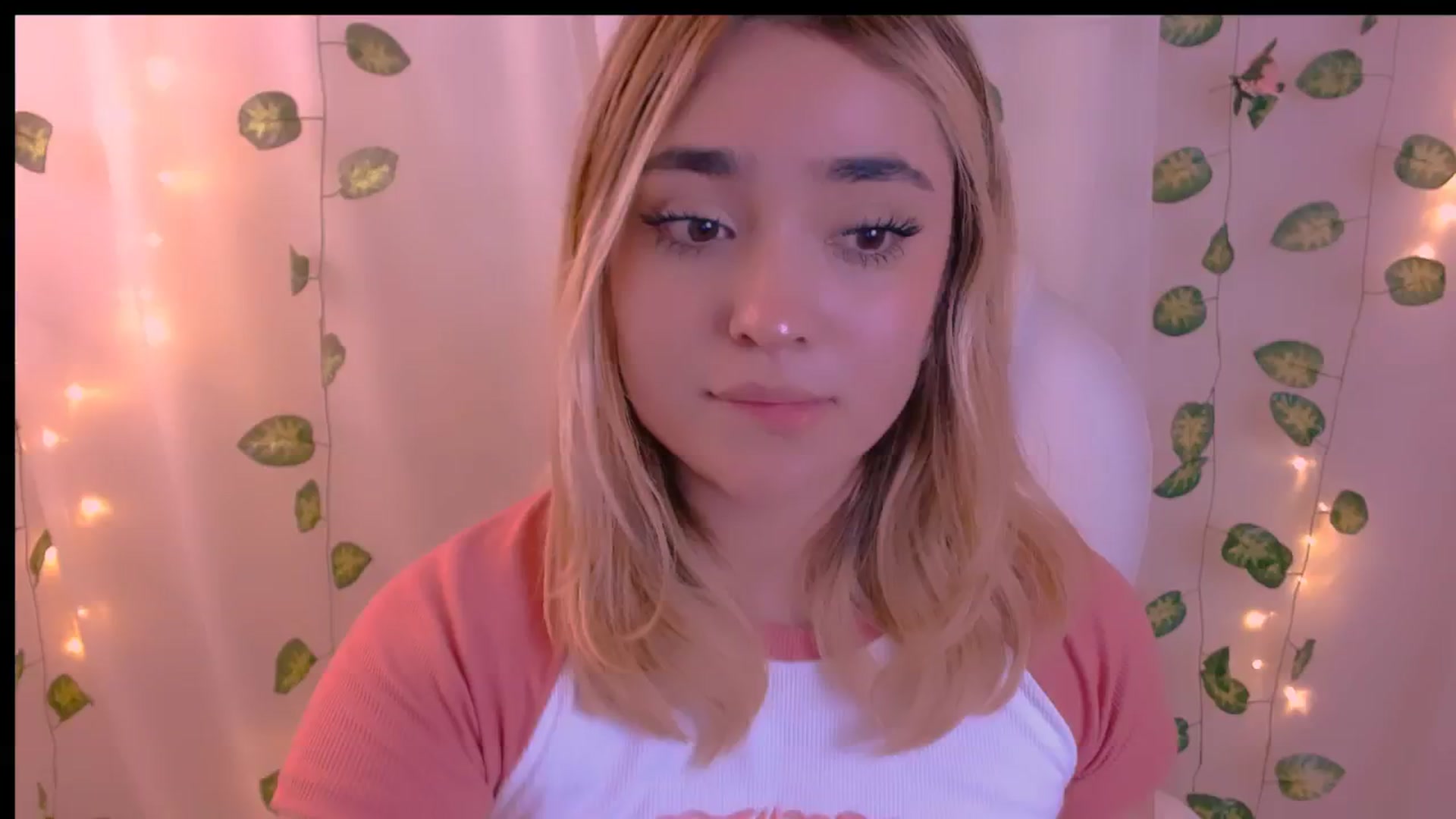 Gallery image thumbnail from Sugar_h0ney's myfreecams stream on, 04/28/2024, 10:35 image 18 of 20