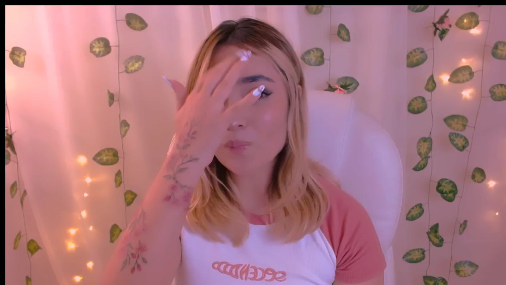 Gallery image thumbnail from Sugar_h0ney's myfreecams stream on, 04/28/2024, 10:35 image 13 of 20