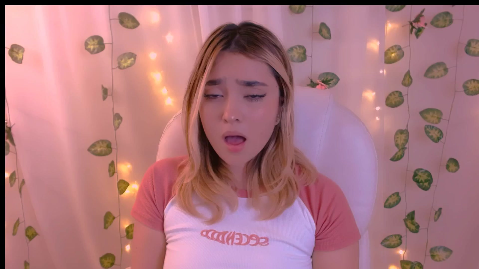 Gallery image thumbnail from Sugar_h0ney's myfreecams stream on, 04/28/2024, 10:35 image 15 of 20