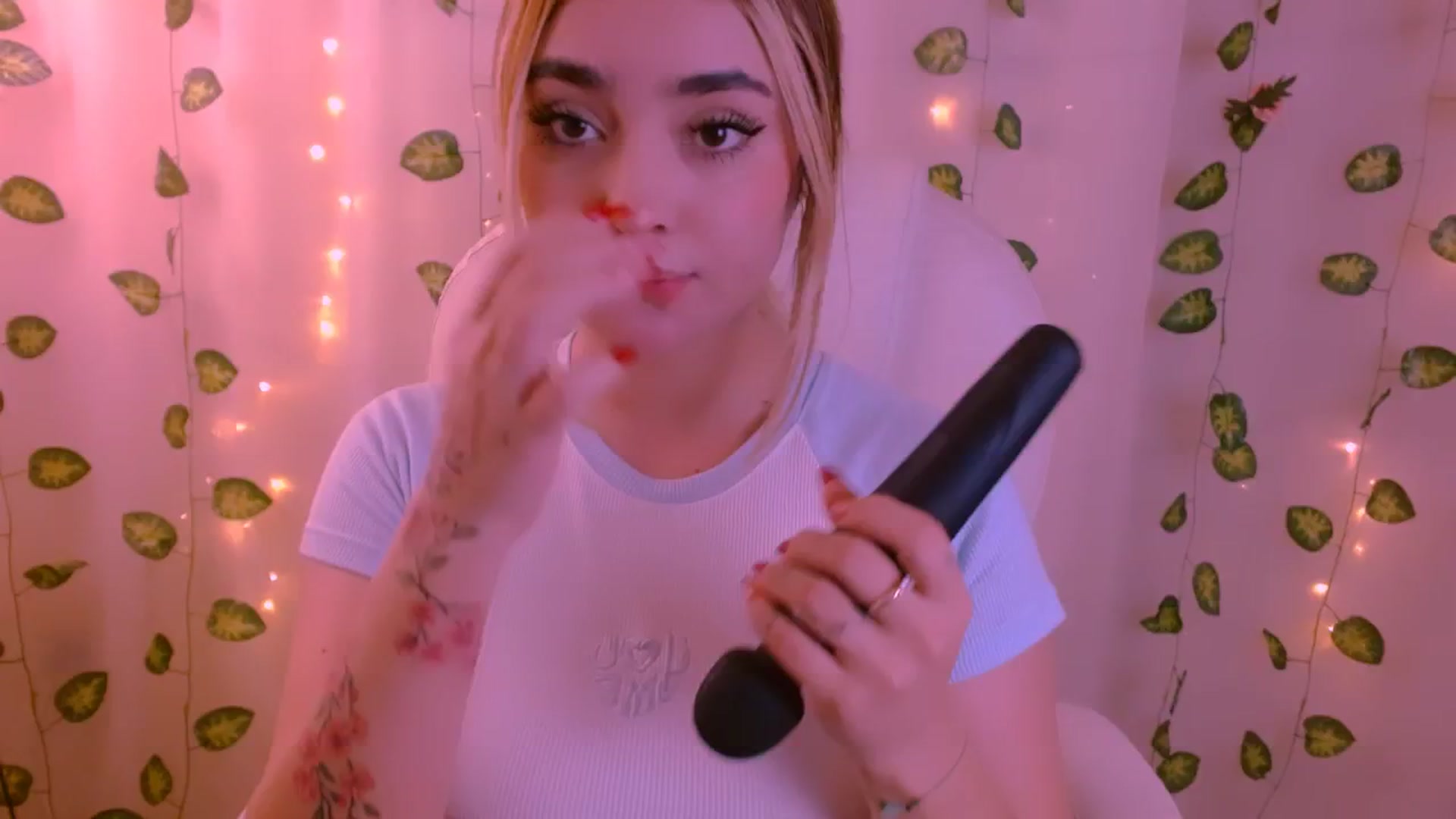 Gallery image thumbnail from Sugar_h0ney's myfreecams stream on, 05/08/2024, 24:00 image 18 of 20