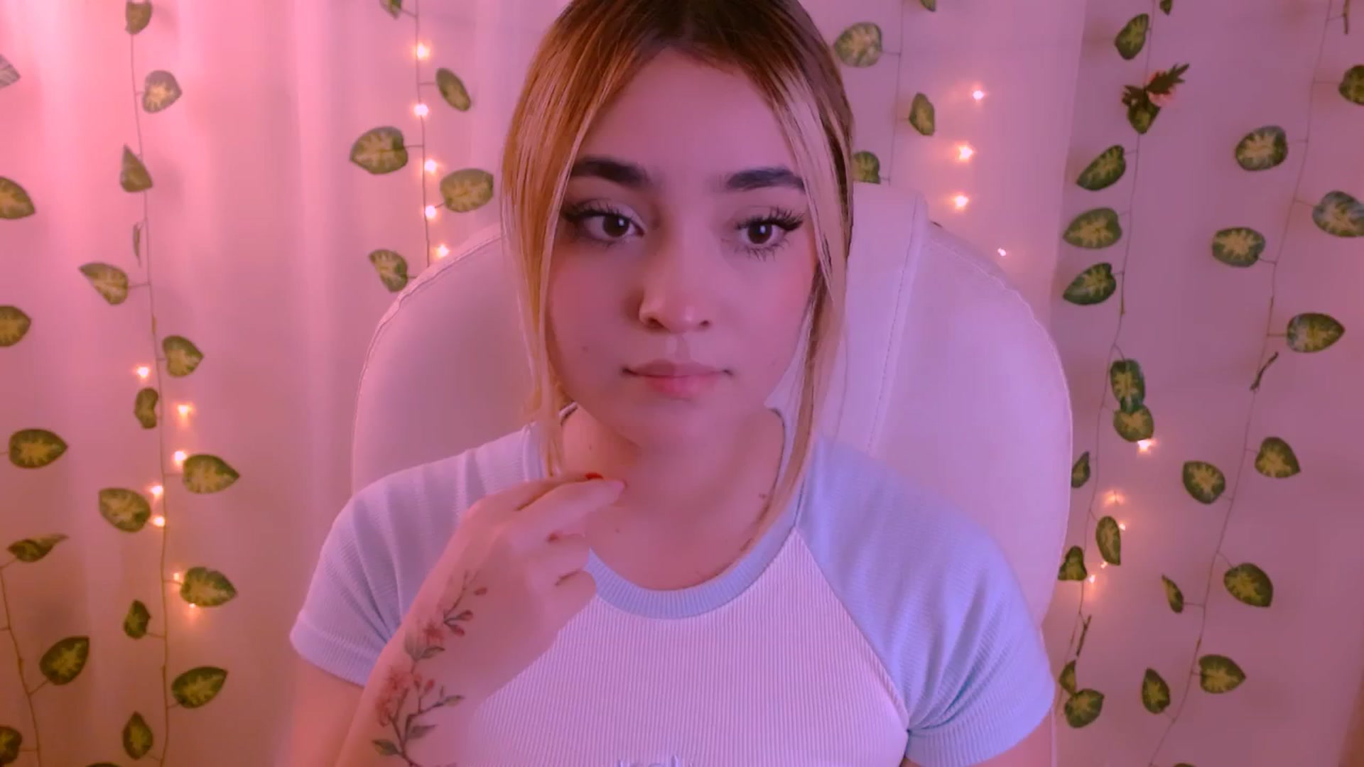 Gallery image thumbnail from Sugar_h0ney's myfreecams stream on, 05/08/2024, 24:00 image 12 of 20
