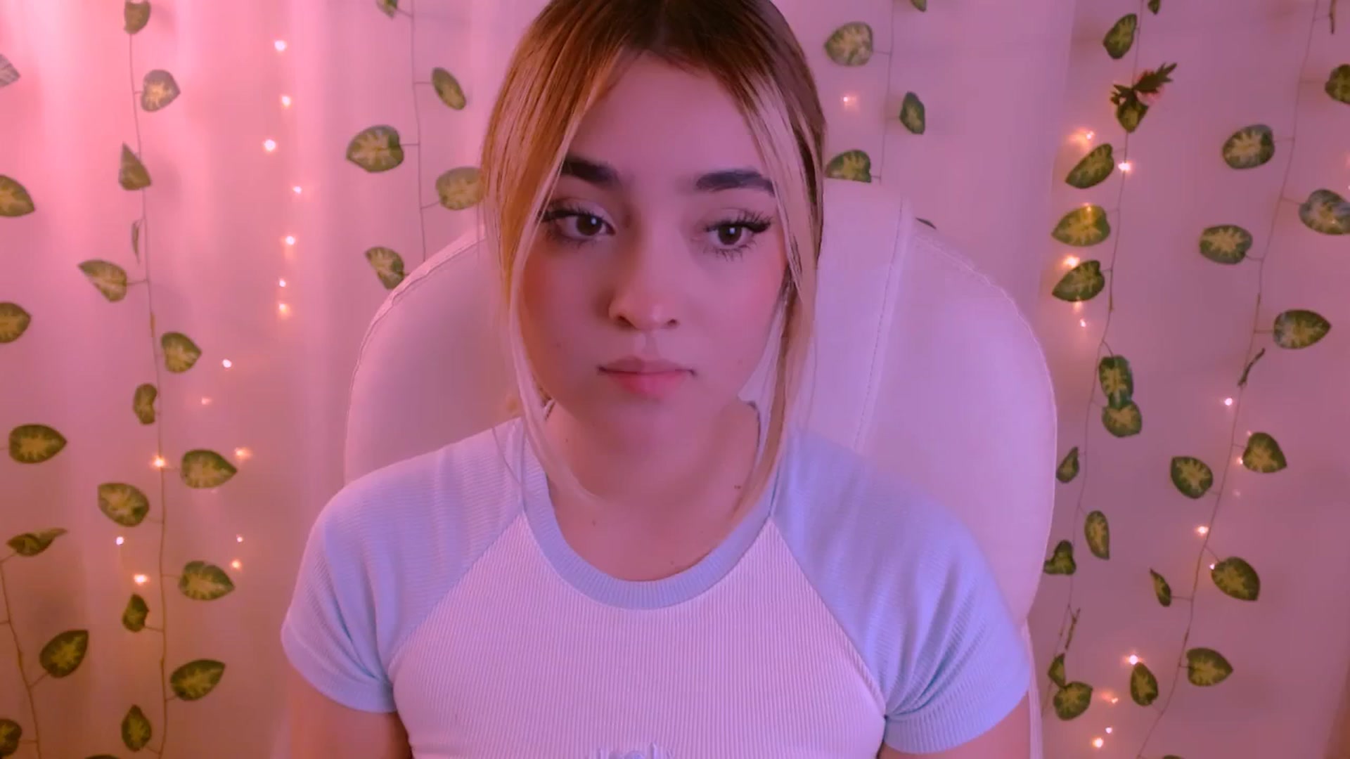 Gallery image thumbnail from Sugar_h0ney's myfreecams stream on, 05/08/2024, 24:00 image 11 of 20