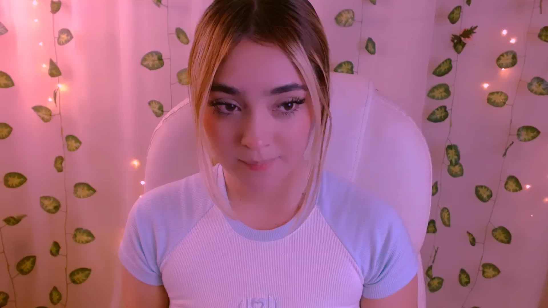 Gallery image thumbnail from Sugar_h0ney's myfreecams stream on, 05/08/2024, 24:00 image 3 of 20