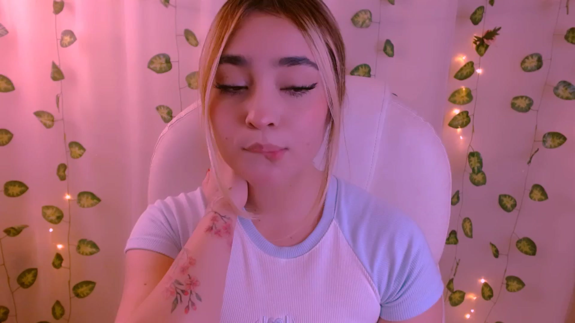 Gallery image thumbnail from Sugar_h0ney's myfreecams stream on, 05/08/2024, 24:00 image 9 of 20