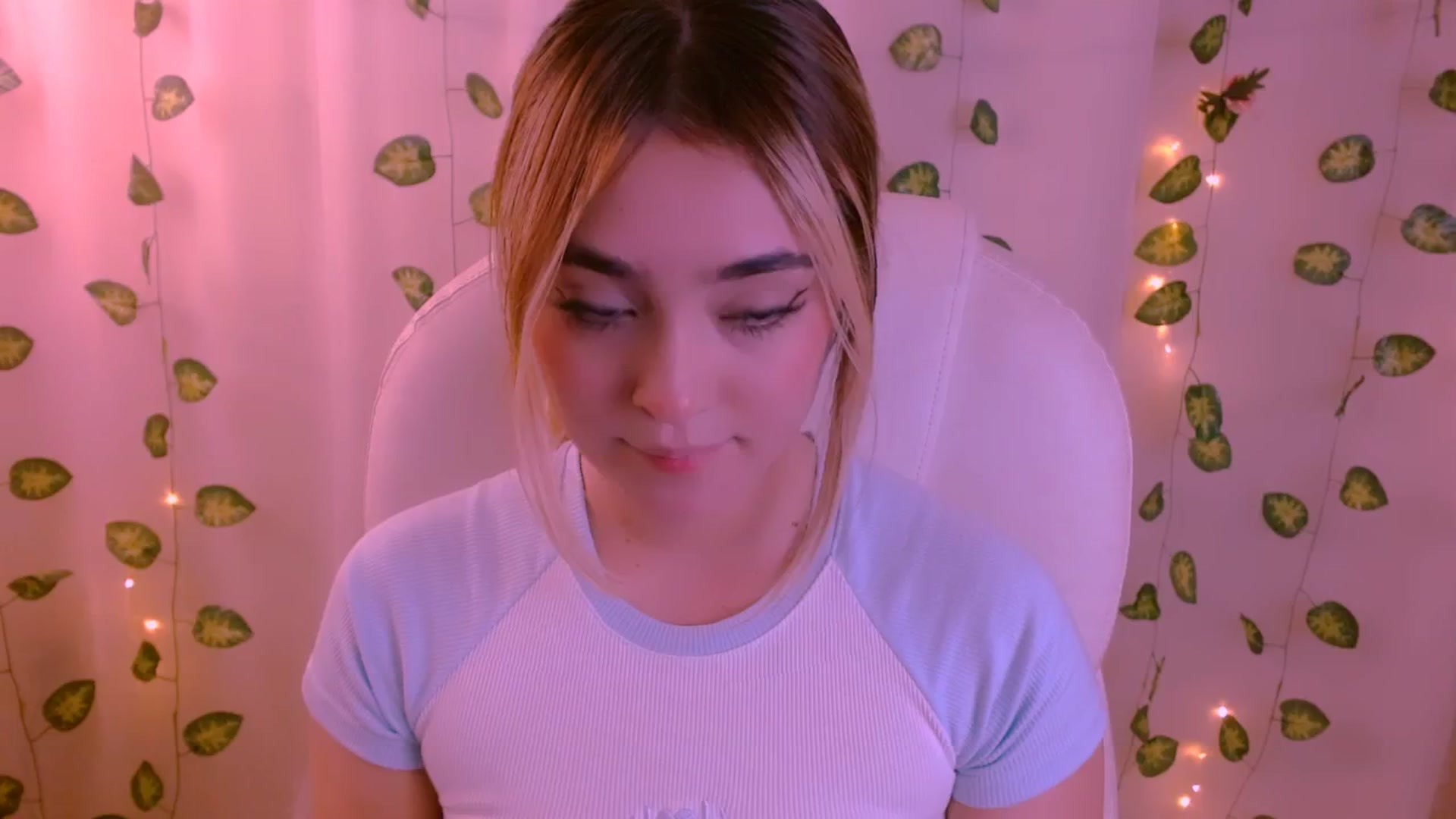 Gallery image thumbnail from Sugar_h0ney's myfreecams stream on, 05/08/2024, 24:00 image 10 of 20