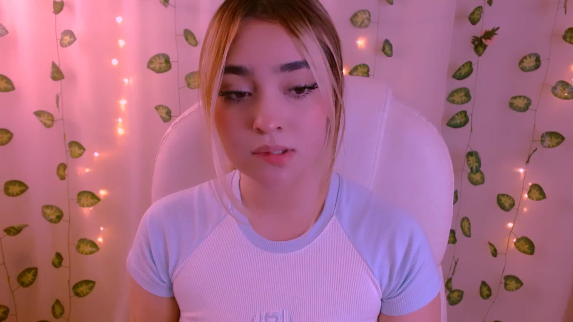 Gallery image thumbnail from Sugar_h0ney's myfreecams stream on, 05/08/2024, 24:00 image 2 of 20