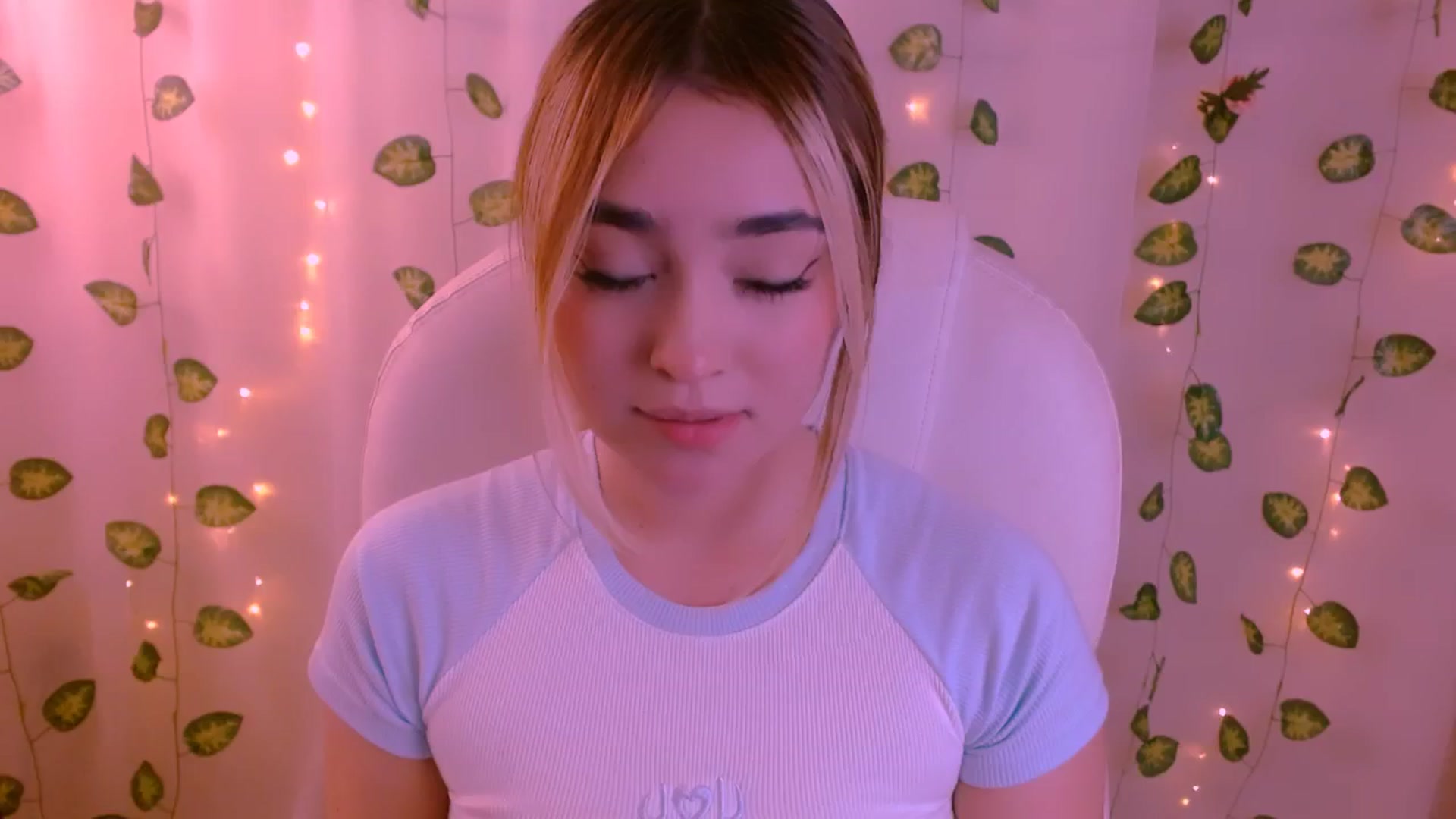 Gallery image thumbnail from Sugar_h0ney's myfreecams stream on, 05/08/2024, 24:00 image 5 of 20