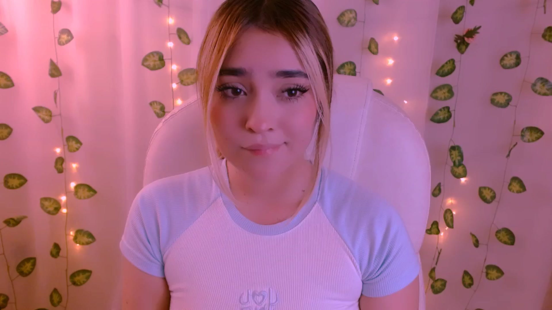 Gallery image thumbnail from Sugar_h0ney's myfreecams stream on, 05/08/2024, 24:00 image 13 of 20