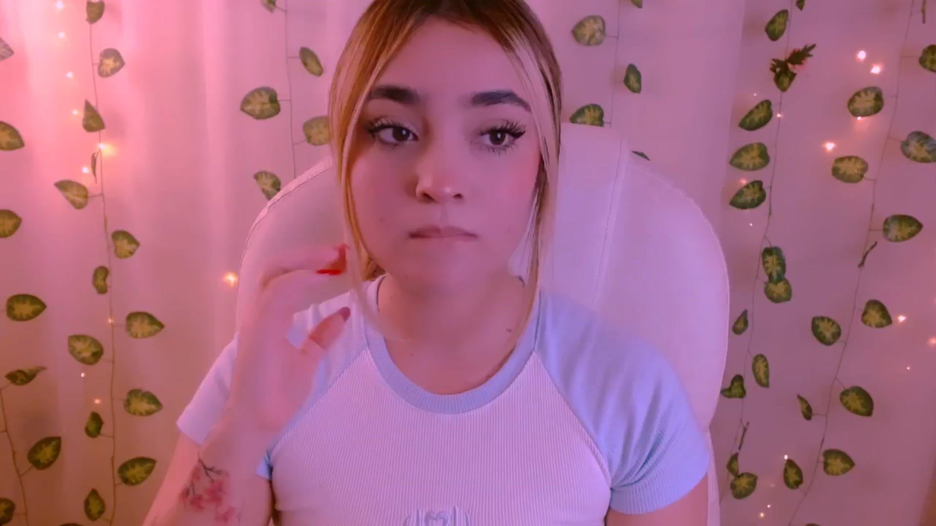 Gallery image thumbnail from Sugar_h0ney's myfreecams stream on, 05/08/2024, 24:00 image 7 of 20