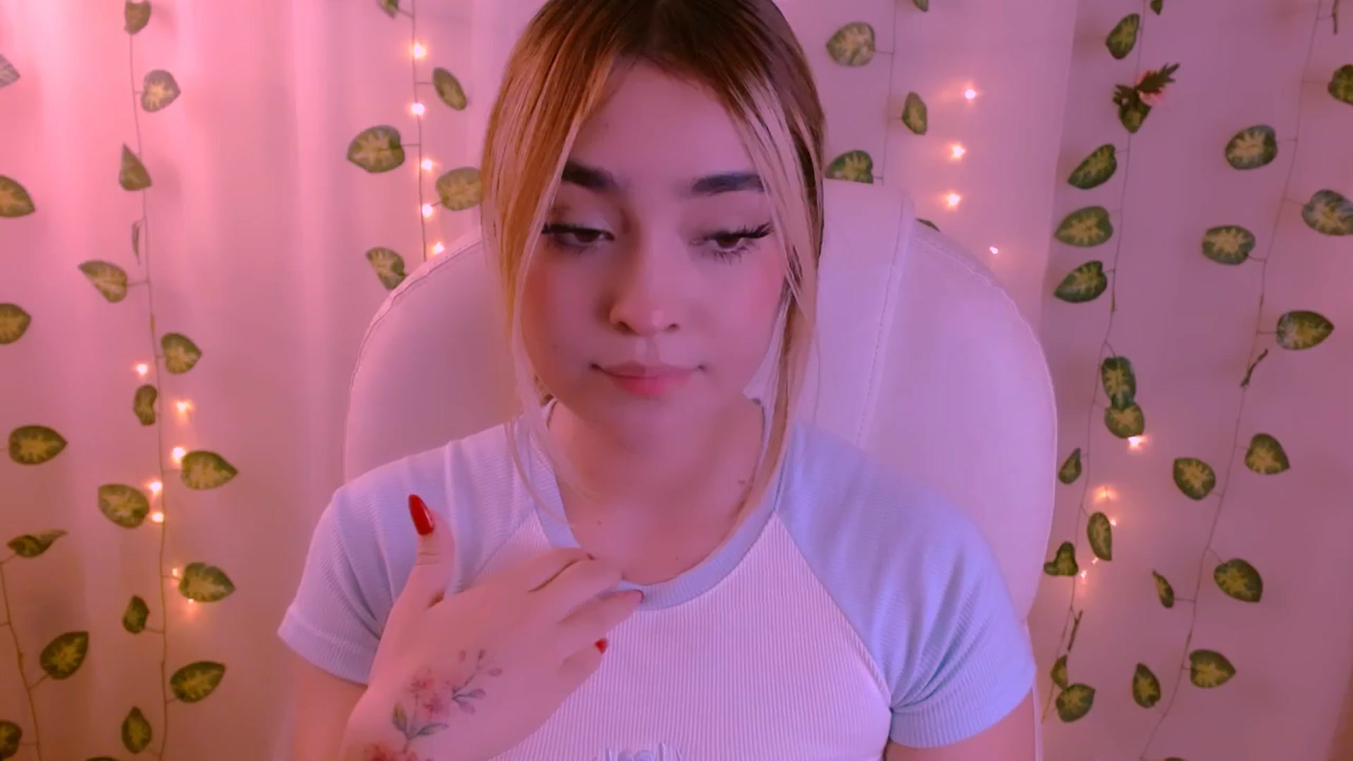 Gallery image thumbnail from Sugar_h0ney's myfreecams stream on, 05/08/2024, 24:00 image 14 of 20