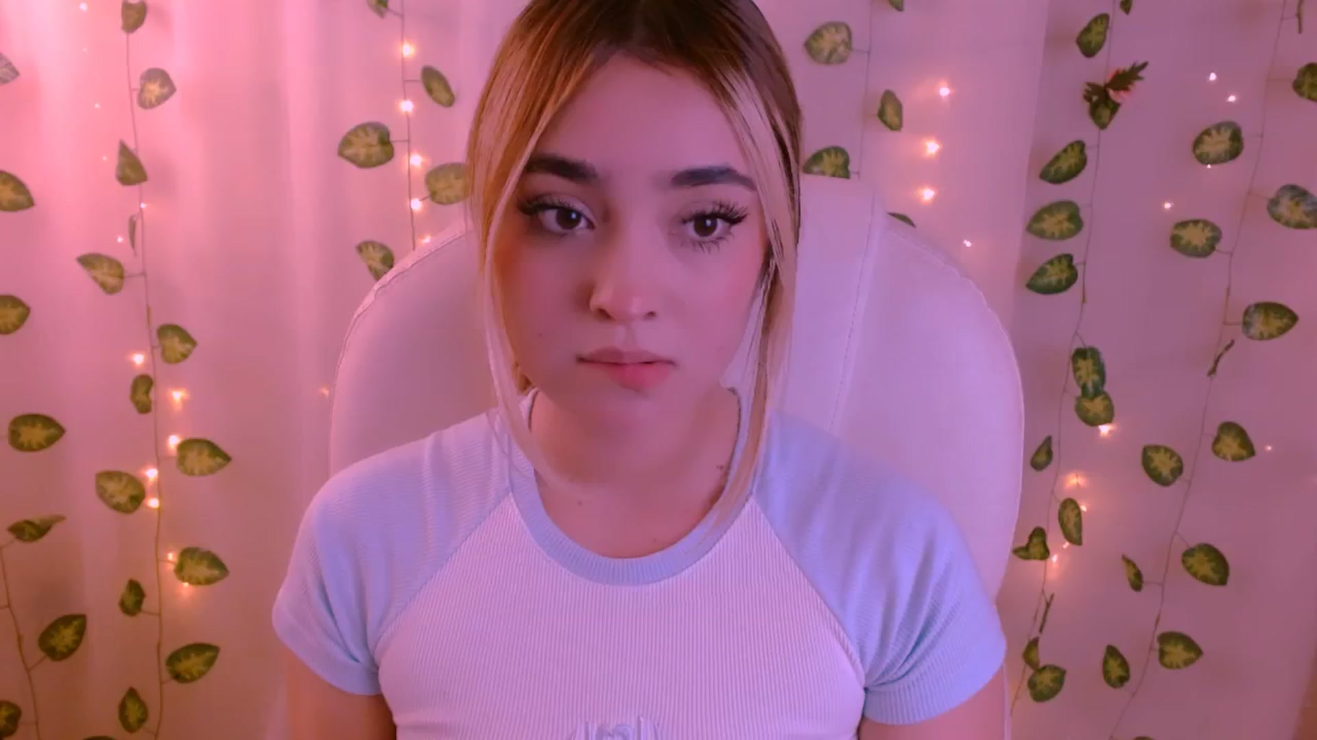 Gallery image thumbnail from Sugar_h0ney's myfreecams stream on, 05/08/2024, 24:00 image 8 of 20