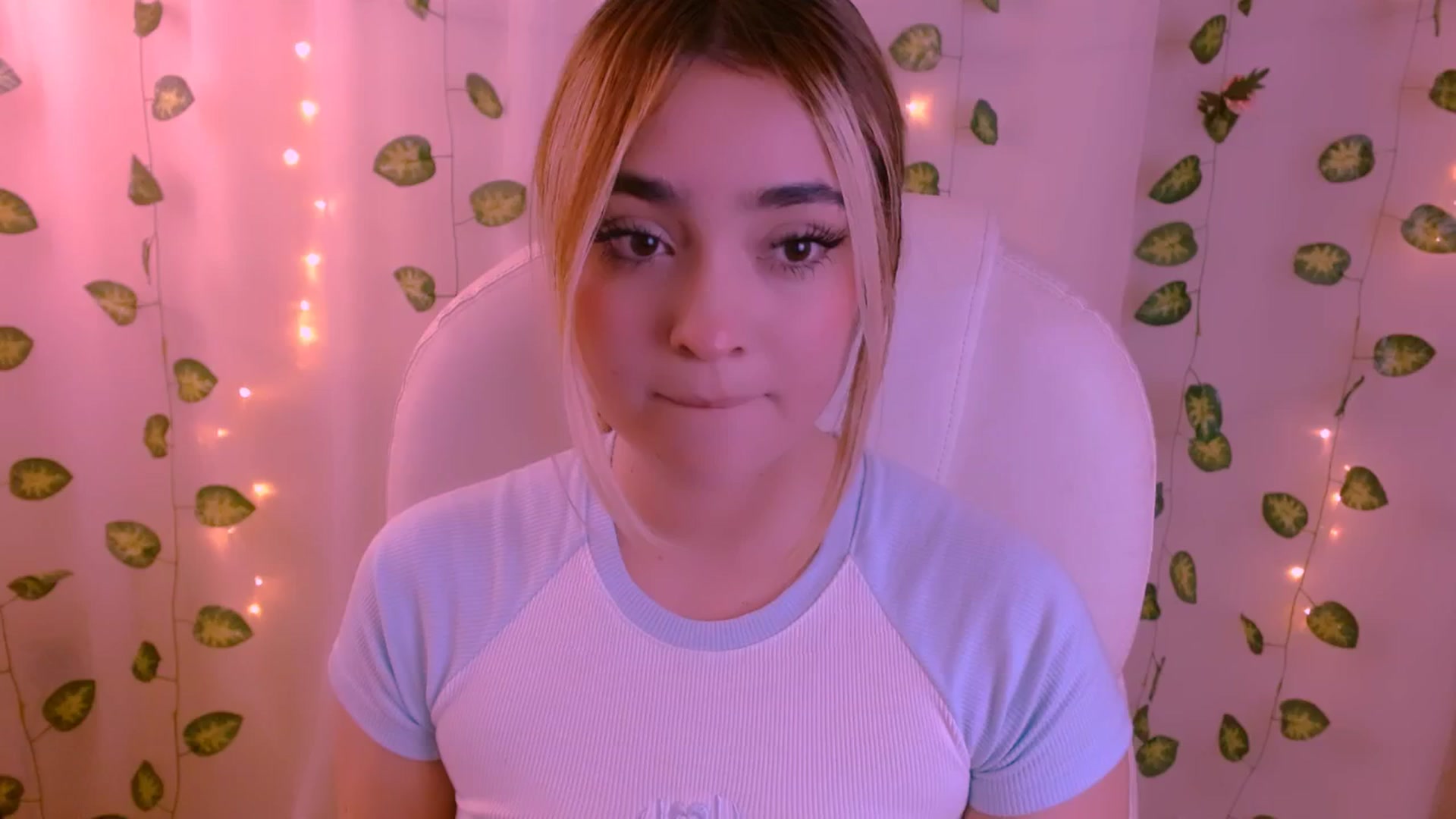 Gallery image thumbnail from Sugar_h0ney's myfreecams stream on, 05/08/2024, 24:00 image 6 of 20