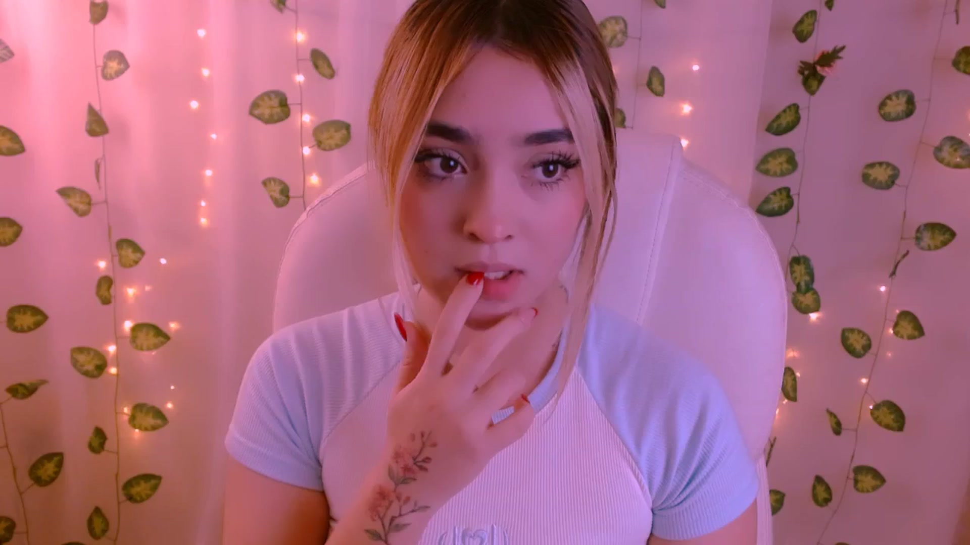 Gallery image thumbnail from Sugar_h0ney's myfreecams stream on, 05/08/2024, 24:00 image 1 of 20