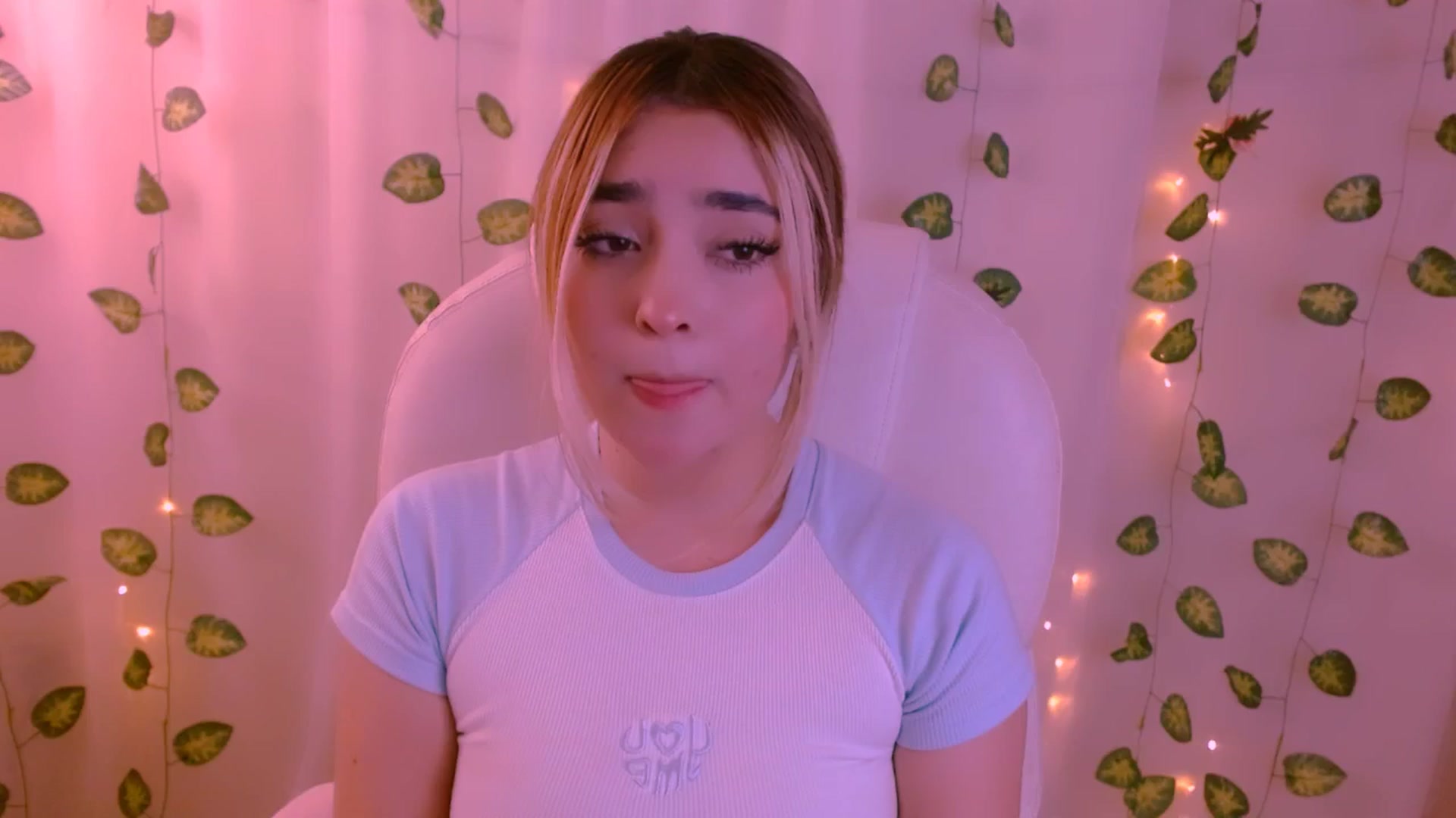 Gallery image thumbnail from Sugar_h0ney's myfreecams stream on, 05/08/2024, 24:37 image 10 of 20