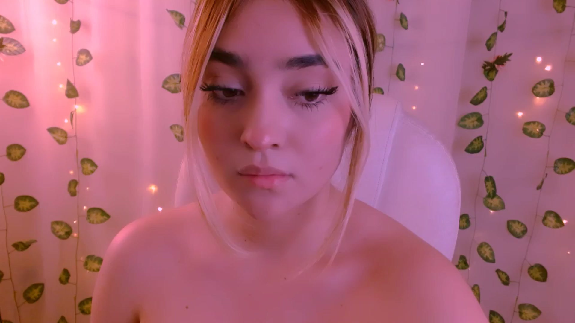 Gallery image thumbnail from Sugar_h0ney's myfreecams stream on, 05/08/2024, 24:37 image 19 of 20