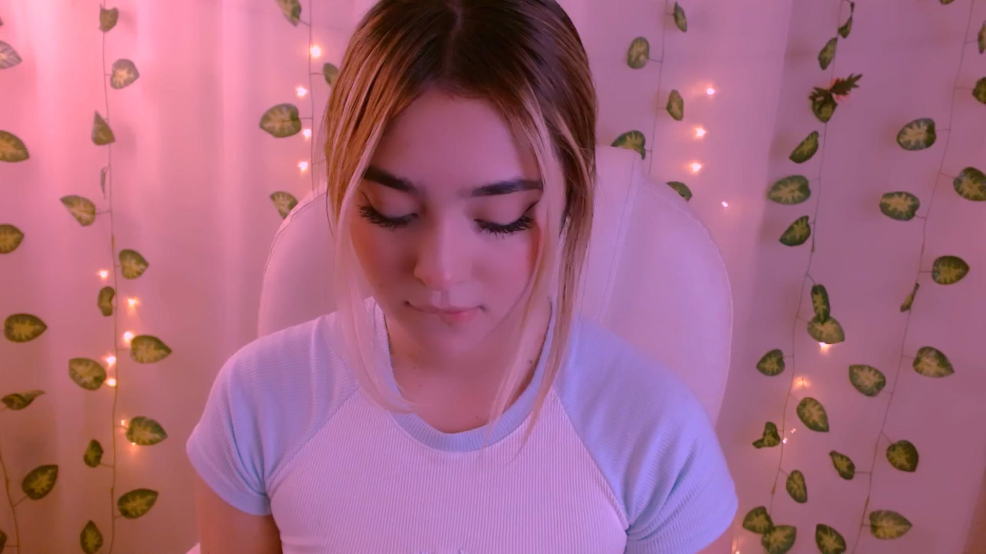 Gallery image thumbnail from Sugar_h0ney's myfreecams stream on, 05/08/2024, 24:37 image 9 of 20