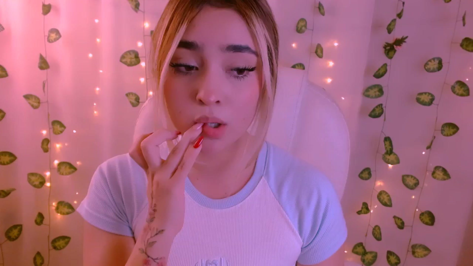 Gallery image thumbnail from Sugar_h0ney's myfreecams stream on, 05/08/2024, 24:37 image 5 of 20