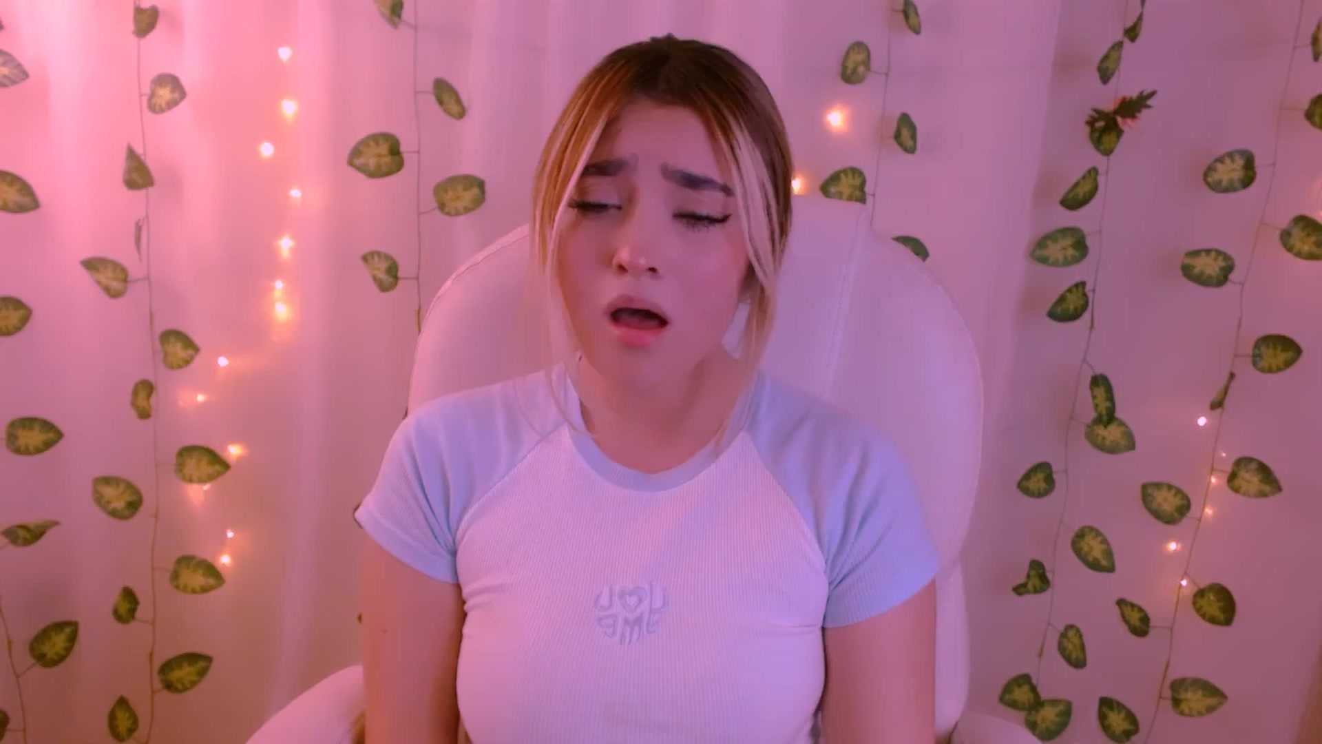 Gallery image thumbnail from Sugar_h0ney's myfreecams stream on, 05/08/2024, 24:37 image 14 of 20