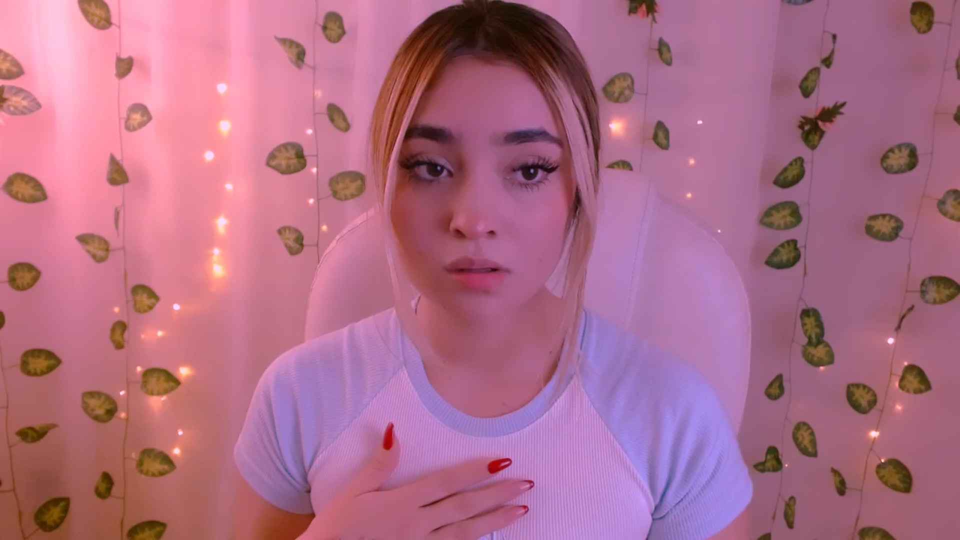 Gallery image thumbnail from Sugar_h0ney's myfreecams stream on, 05/08/2024, 24:37 image 1 of 20