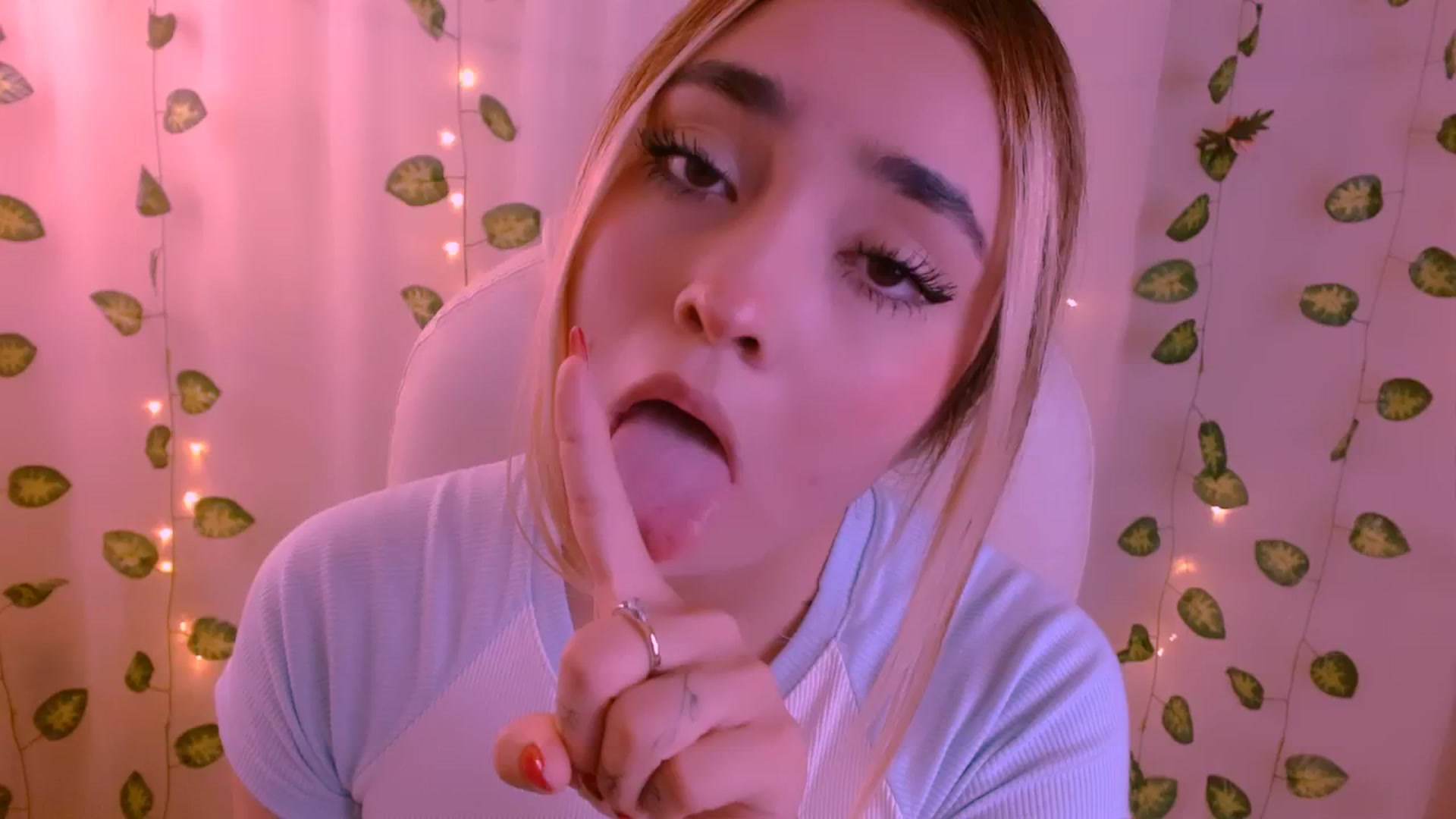 Gallery image thumbnail from Sugar_h0ney's myfreecams stream on, 05/08/2024, 24:37 image 7 of 20