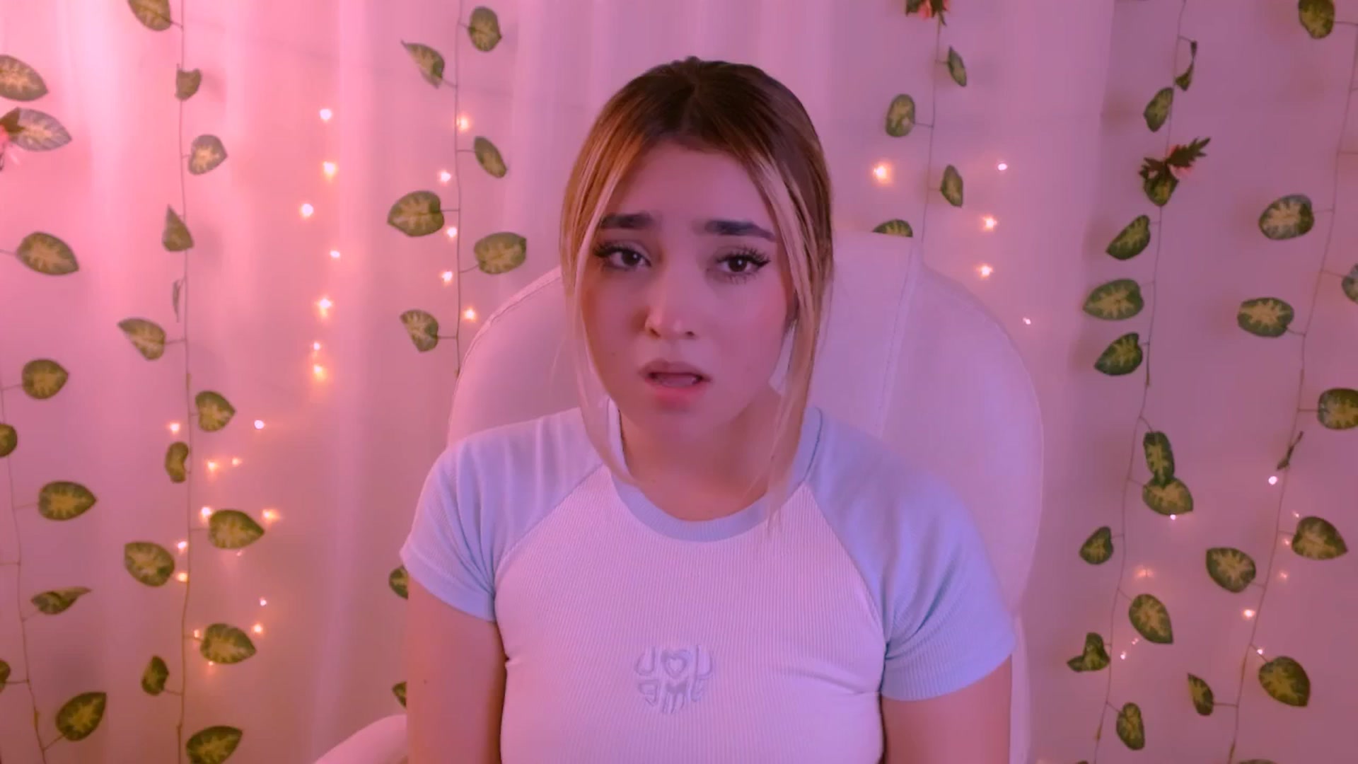 Gallery image thumbnail from Sugar_h0ney's myfreecams stream on, 05/08/2024, 24:37 image 3 of 20