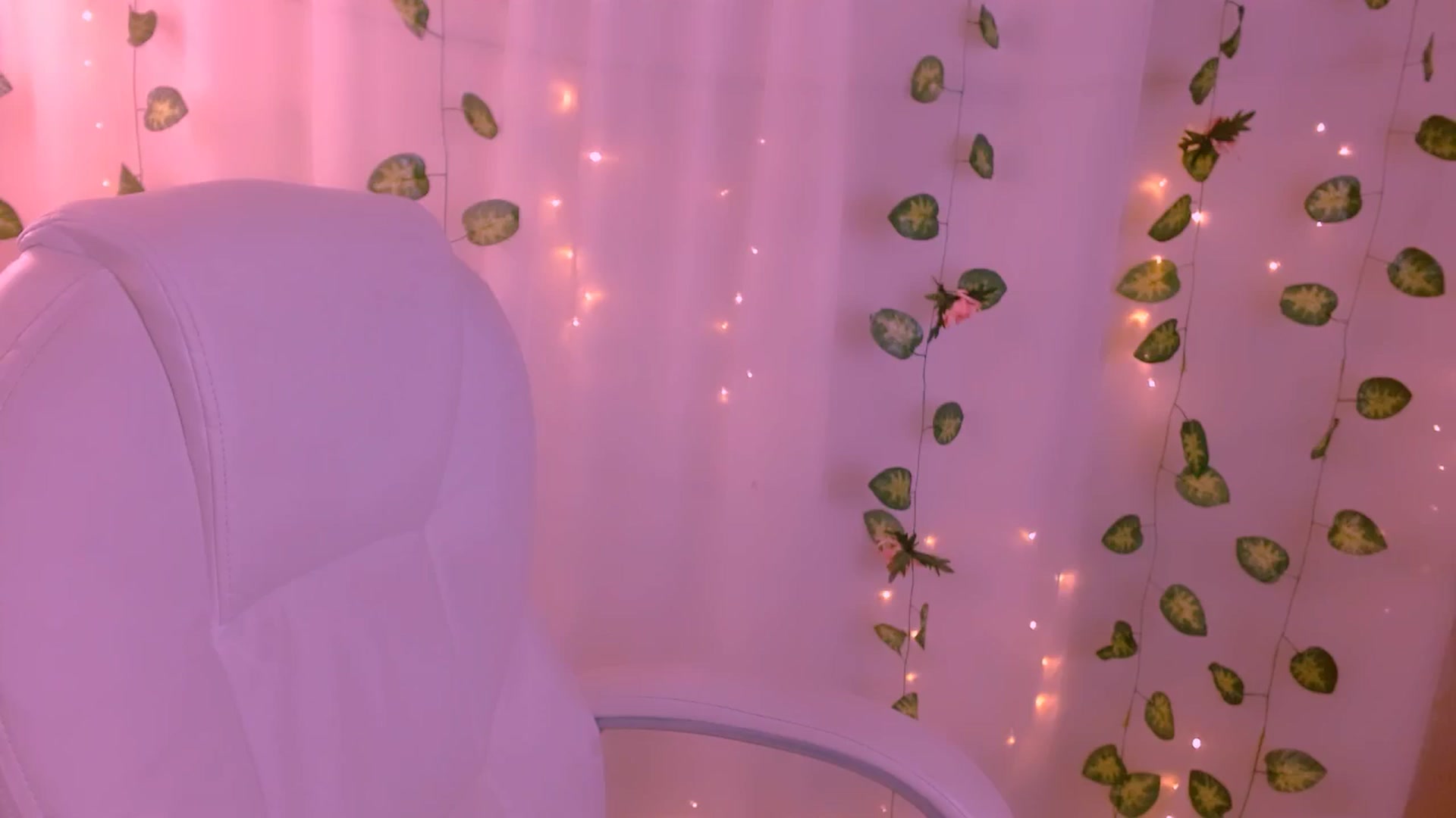 Gallery image thumbnail from Sugar_h0ney's myfreecams stream on, 05/08/2024, 24:37 image 6 of 20
