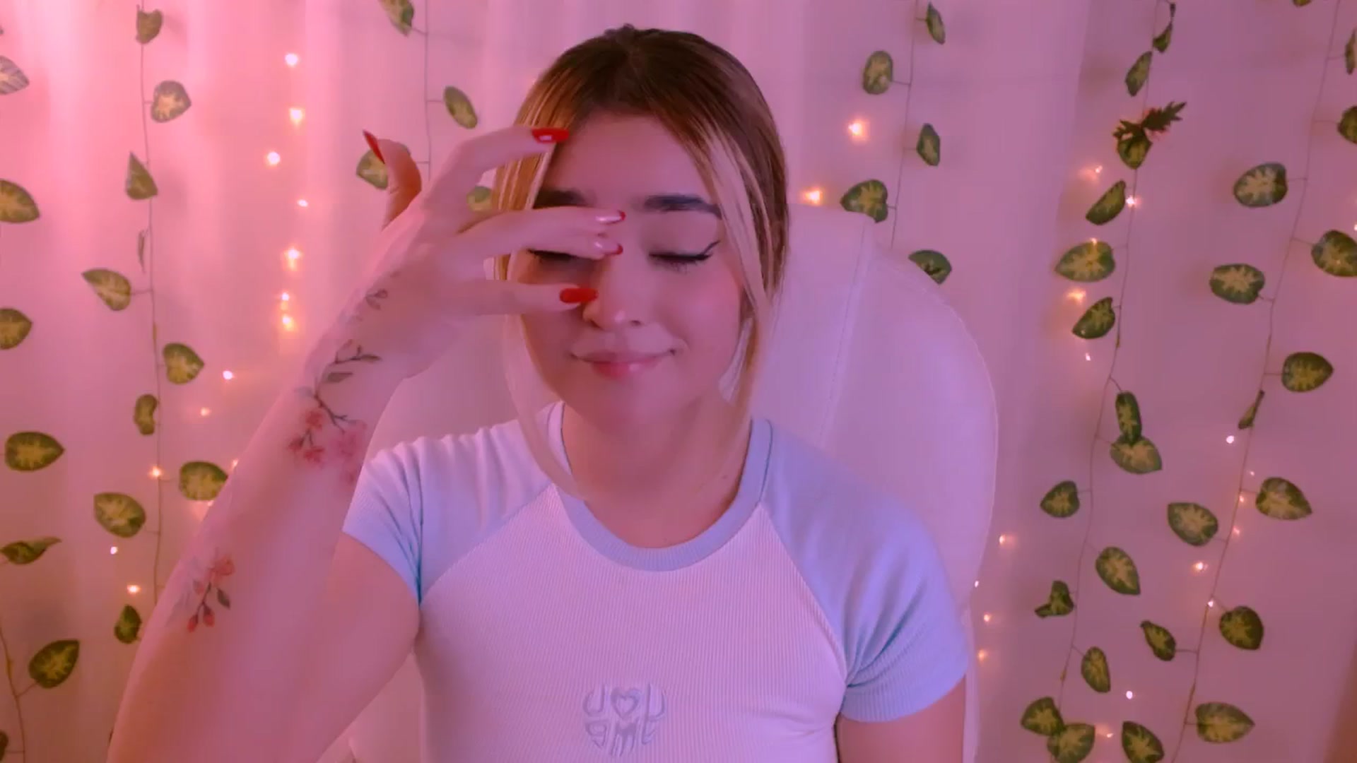Gallery image thumbnail from Sugar_h0ney's myfreecams stream on, 05/08/2024, 24:37 image 12 of 20