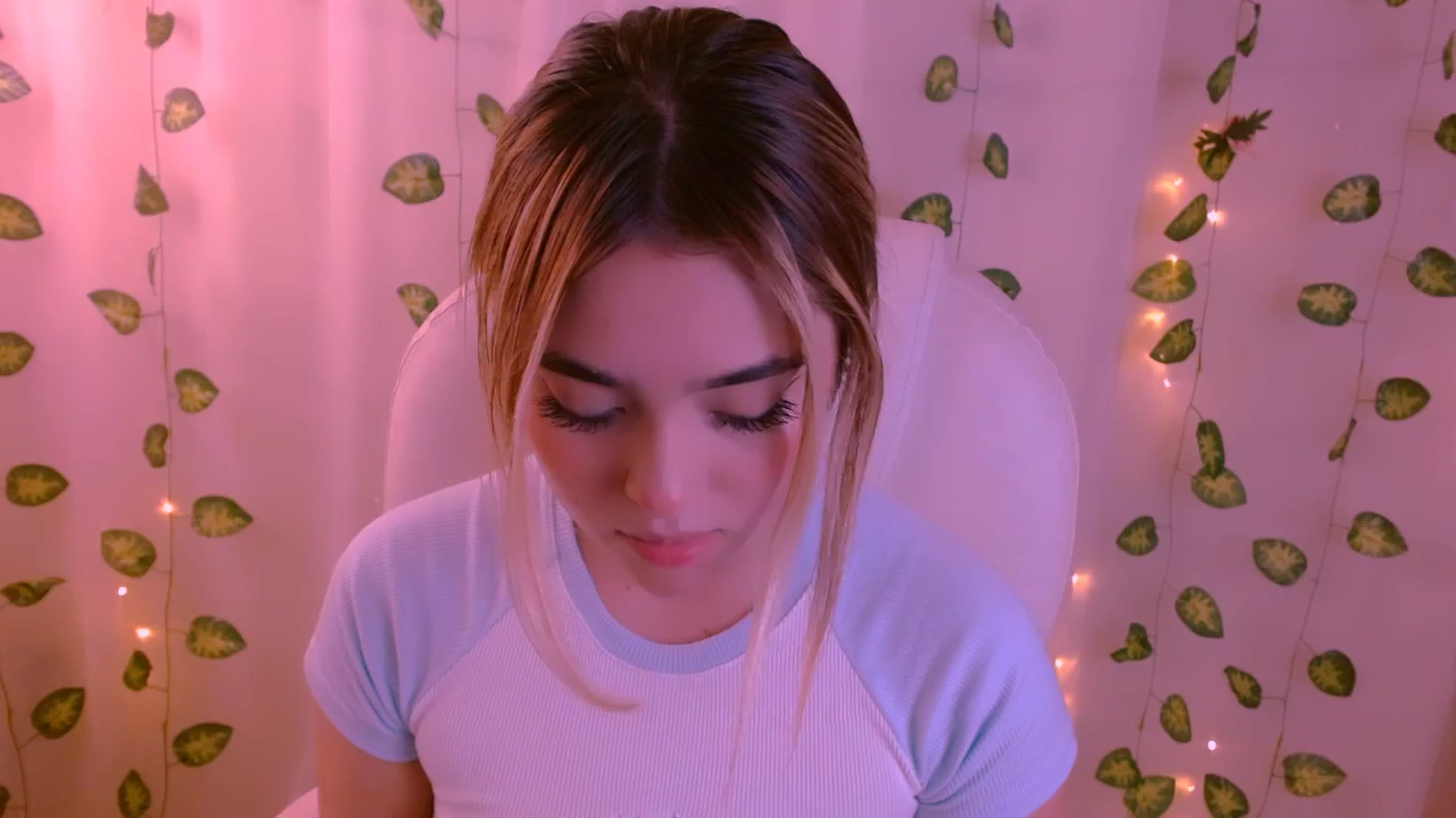 Gallery image thumbnail from Sugar_h0ney's myfreecams stream on, 05/08/2024, 24:37 image 8 of 20