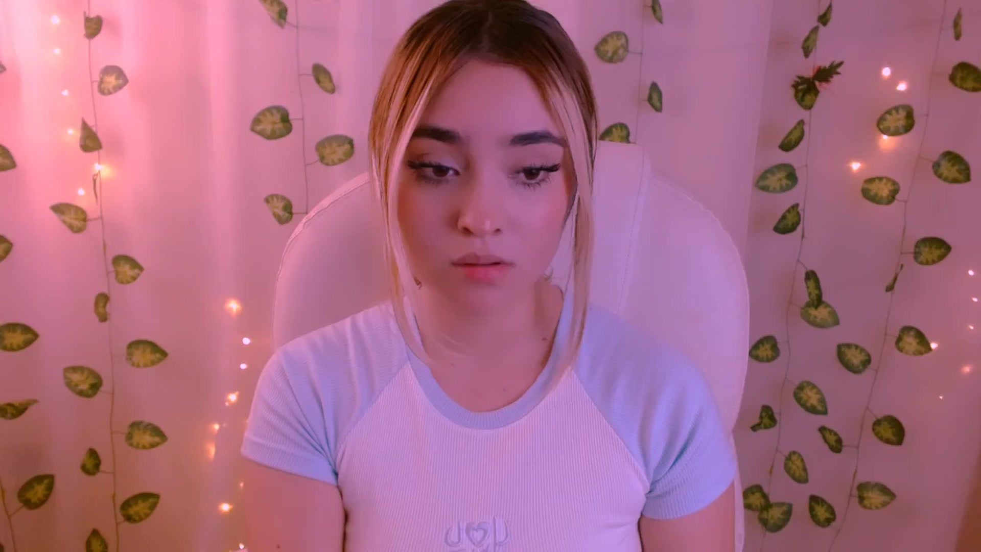 Gallery image thumbnail from Sugar_h0ney's myfreecams stream on, 05/08/2024, 02:46 image 16 of 20