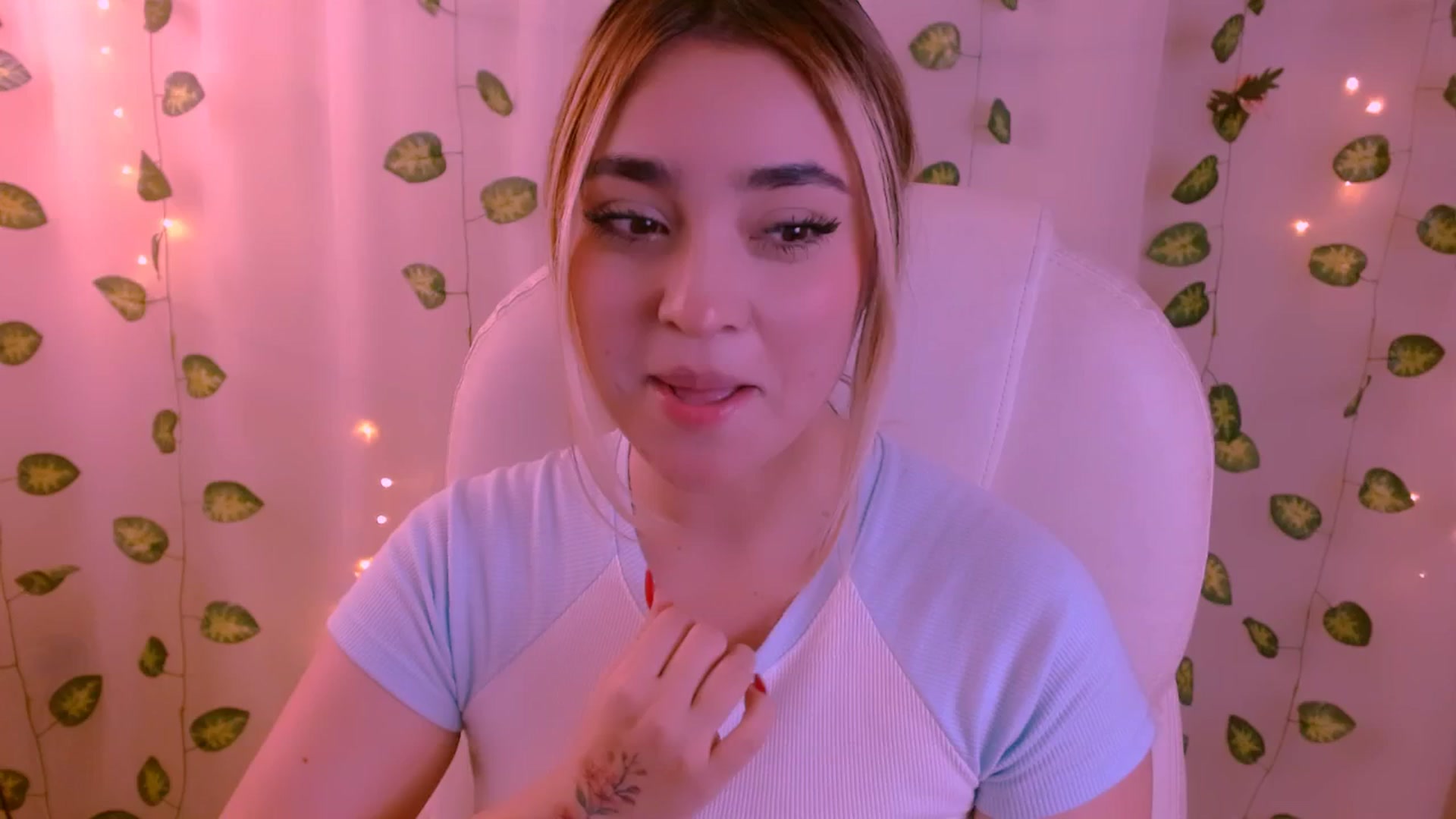 Gallery image thumbnail from Sugar_h0ney's myfreecams stream on, 05/08/2024, 02:46 image 4 of 20