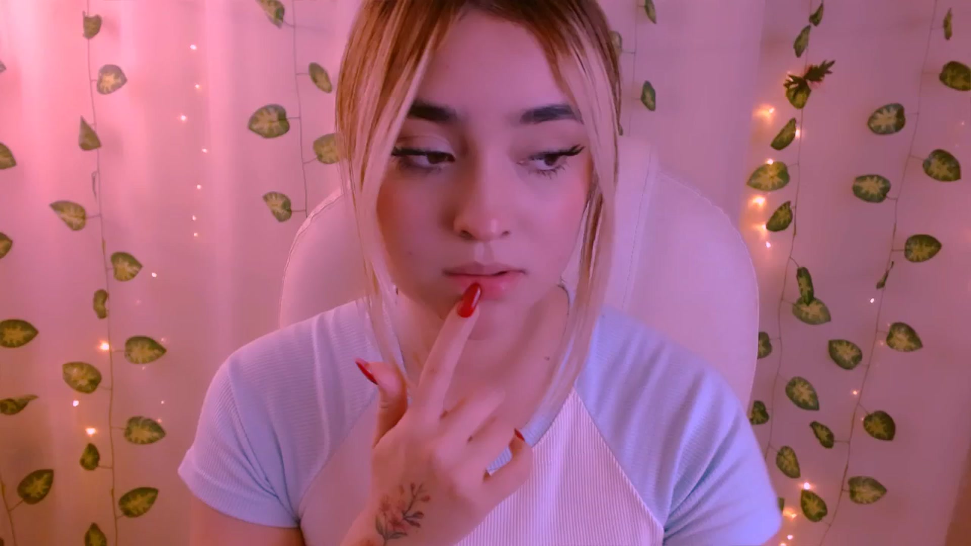 Gallery image thumbnail from Sugar_h0ney's myfreecams stream on, 05/08/2024, 02:46 image 14 of 20