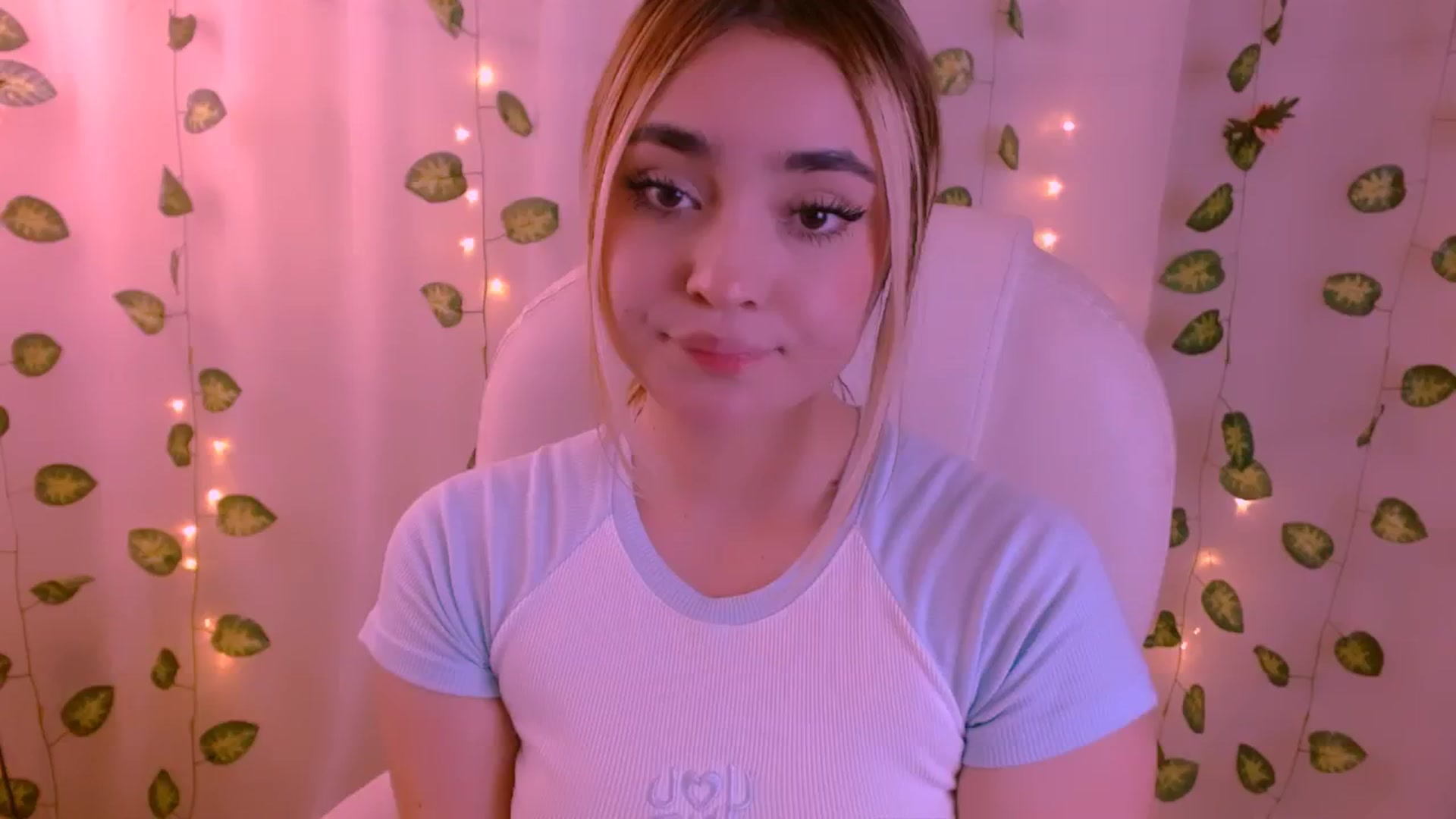 Gallery image thumbnail from Sugar_h0ney's myfreecams stream on, 05/08/2024, 02:46 image 8 of 20