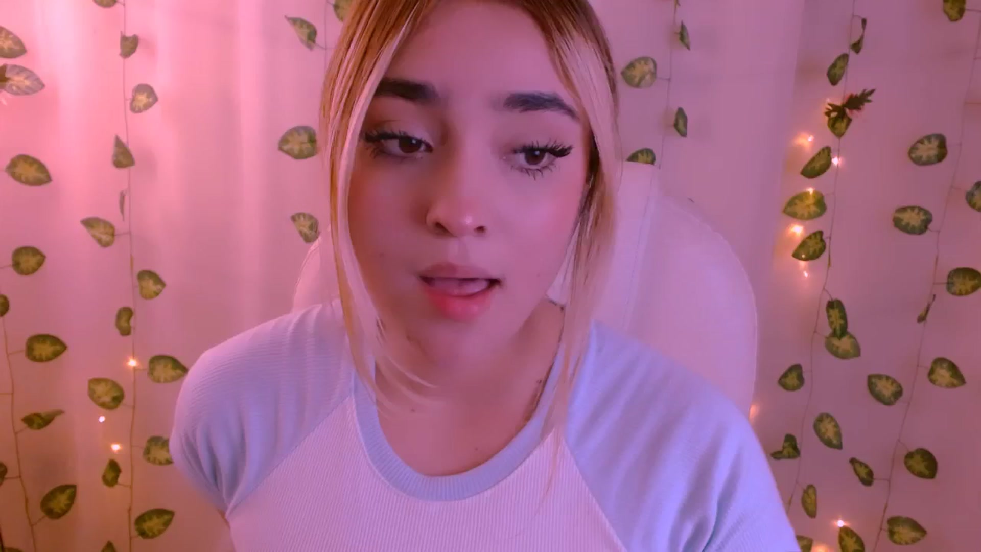 Gallery image thumbnail from Sugar_h0ney's myfreecams stream on, 05/08/2024, 02:46 image 7 of 20