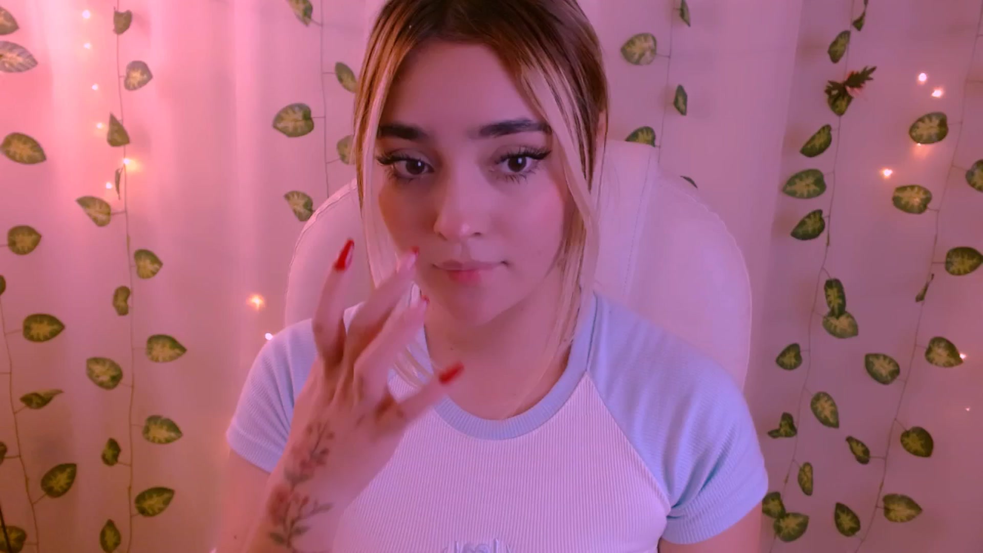 Gallery image thumbnail from Sugar_h0ney's myfreecams stream on, 05/08/2024, 02:46 image 9 of 20