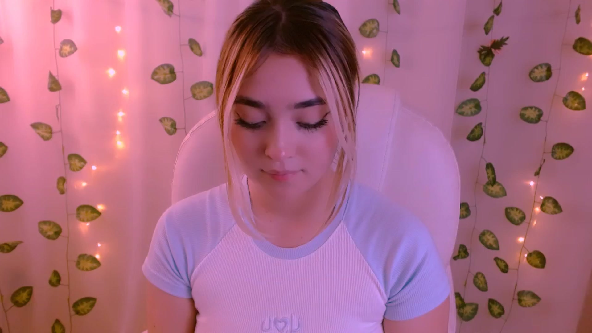 Gallery image thumbnail from Sugar_h0ney's myfreecams stream on, 05/08/2024, 02:46 image 13 of 20