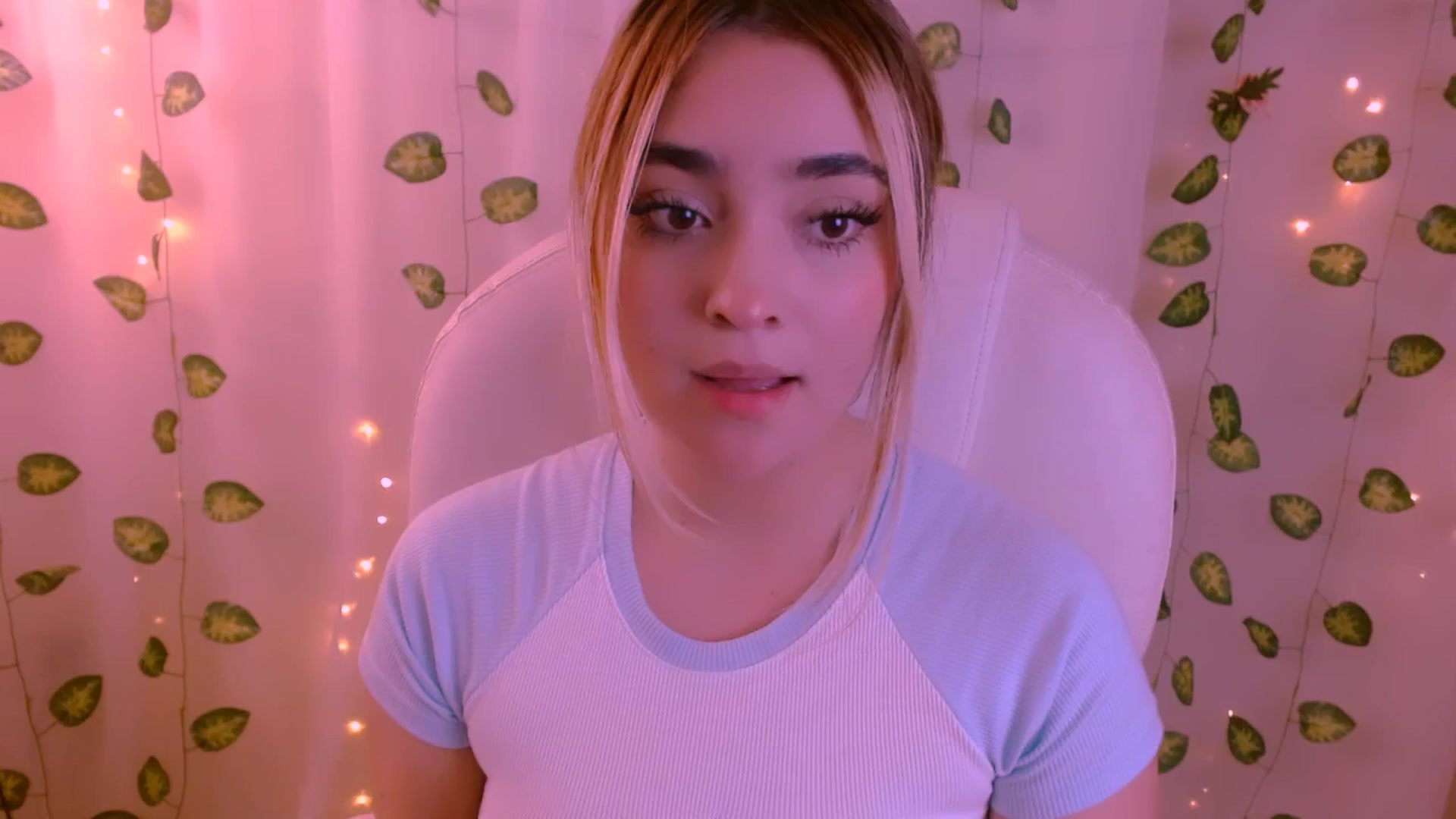 Gallery image thumbnail from Sugar_h0ney's myfreecams stream on, 05/08/2024, 02:46 image 2 of 20