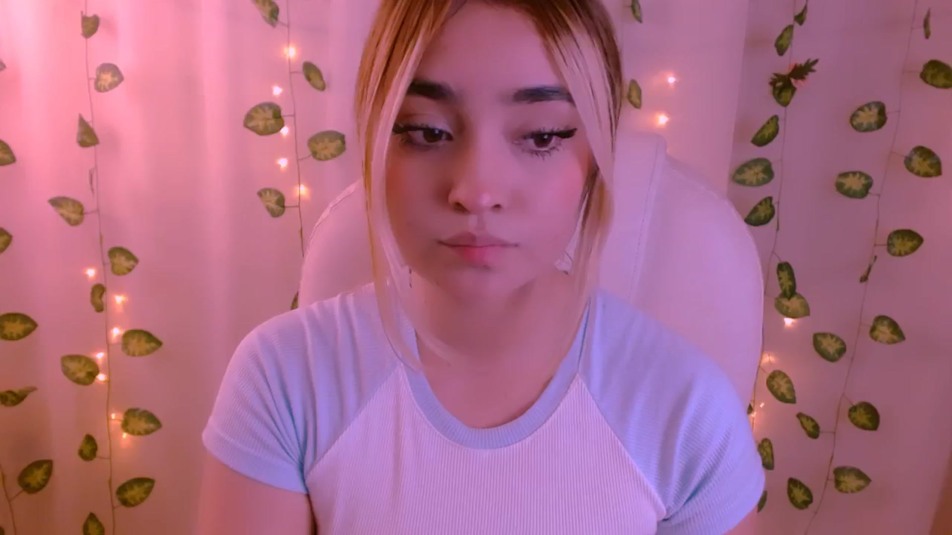 Gallery image thumbnail from Sugar_h0ney's myfreecams stream on, 05/08/2024, 02:46 image 11 of 20