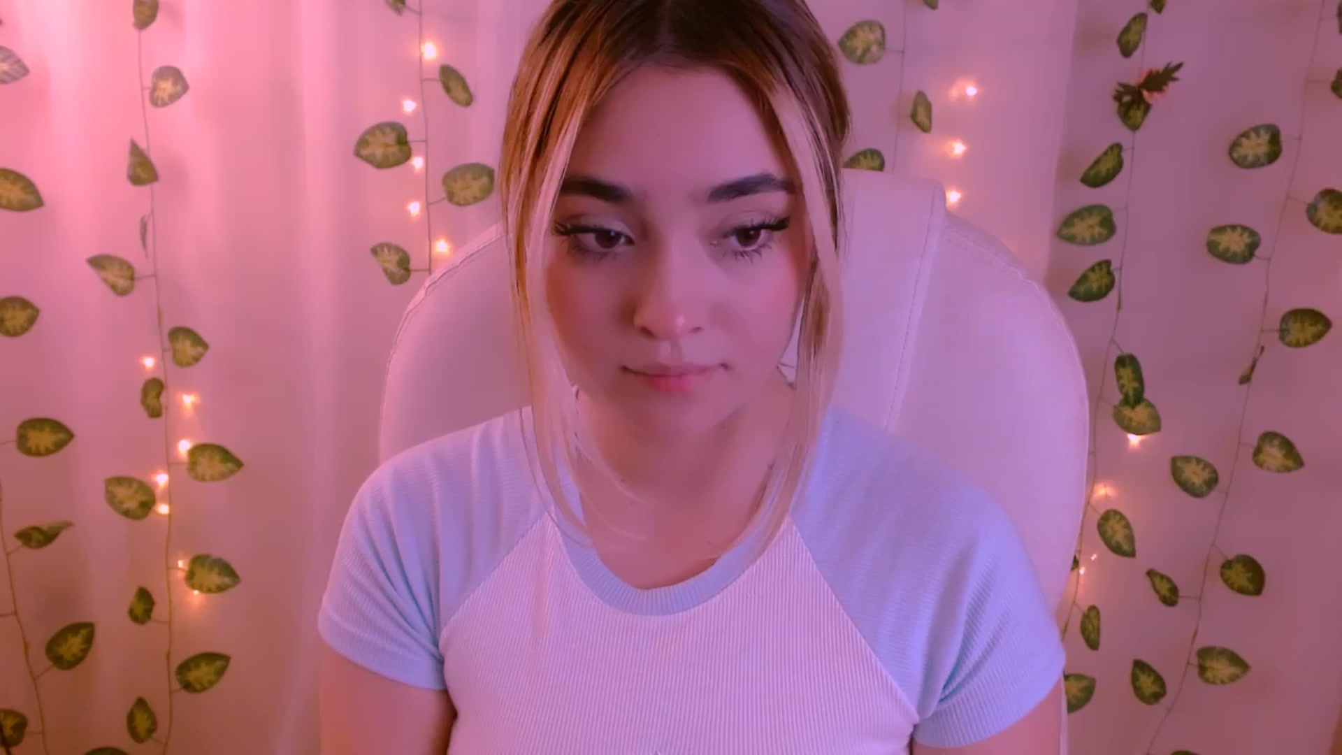 Gallery image thumbnail from Sugar_h0ney's myfreecams stream on, 05/08/2024, 02:46 image 1 of 20