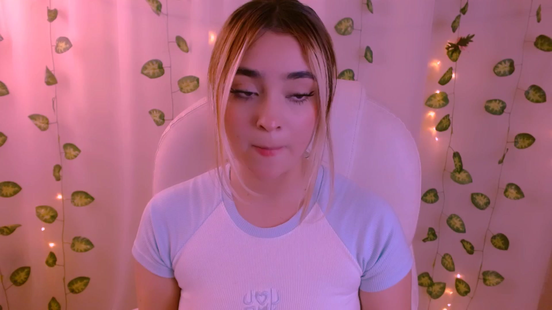 Gallery image thumbnail from Sugar_h0ney's myfreecams stream on, 05/08/2024, 02:46 image 15 of 20
