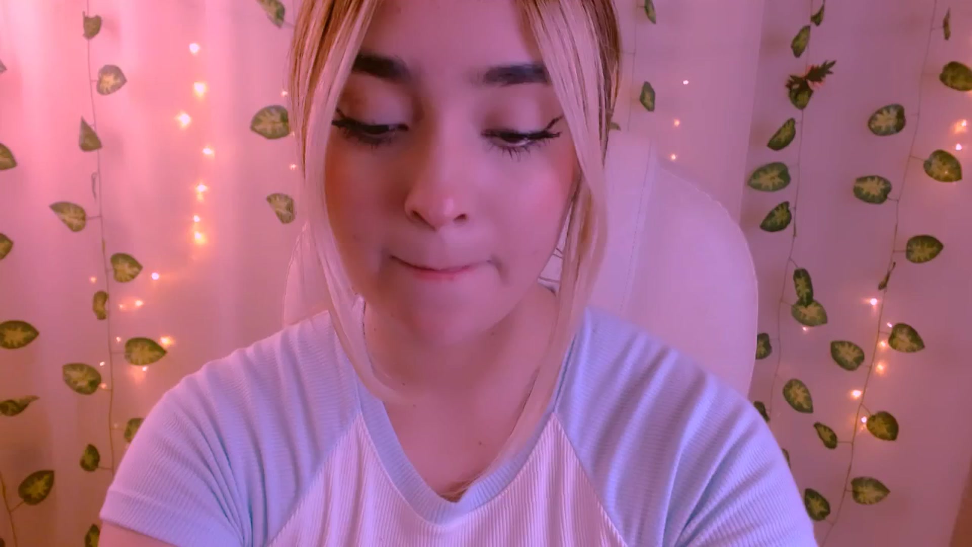 Gallery image thumbnail from Sugar_h0ney's myfreecams stream on, 05/08/2024, 02:46 image 10 of 20