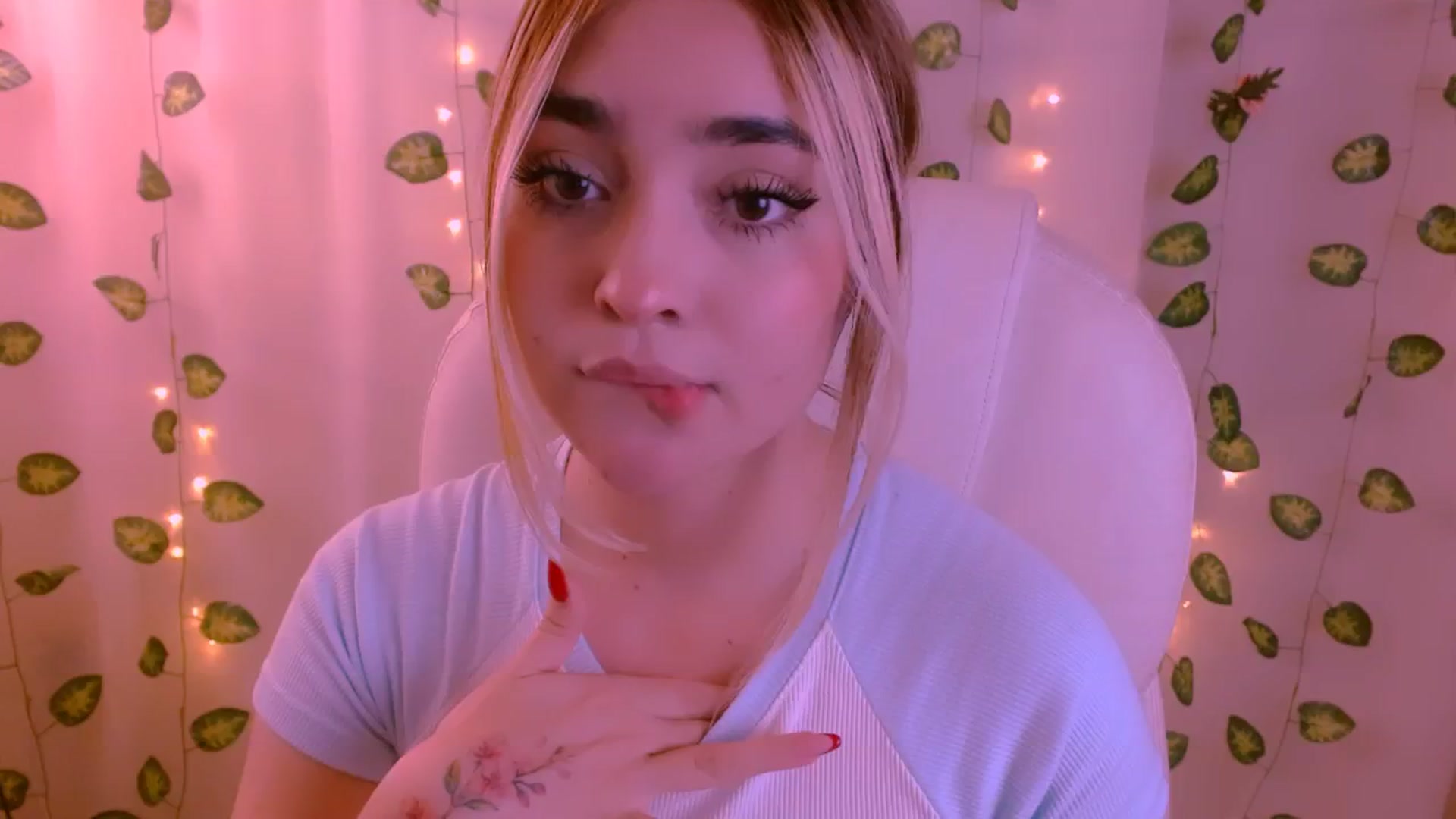 Gallery image thumbnail from Sugar_h0ney's myfreecams stream on, 05/08/2024, 02:46 image 5 of 20