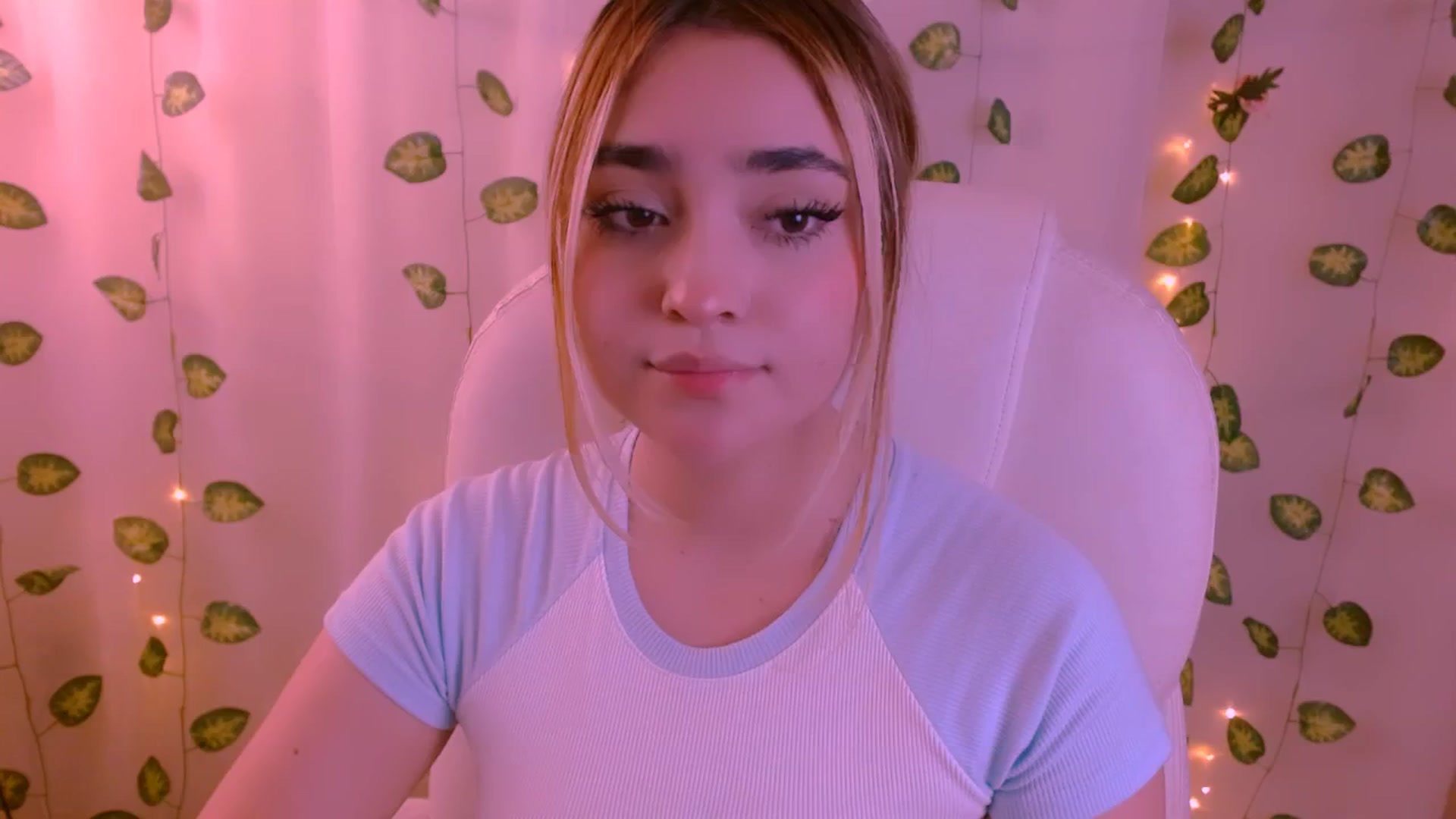 Gallery image thumbnail from Sugar_h0ney's myfreecams stream on, 05/08/2024, 02:46 image 3 of 20