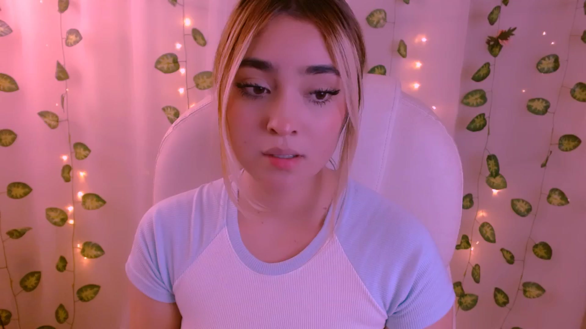 Gallery image thumbnail from Sugar_h0ney's myfreecams stream on, 05/08/2024, 02:46 image 6 of 20