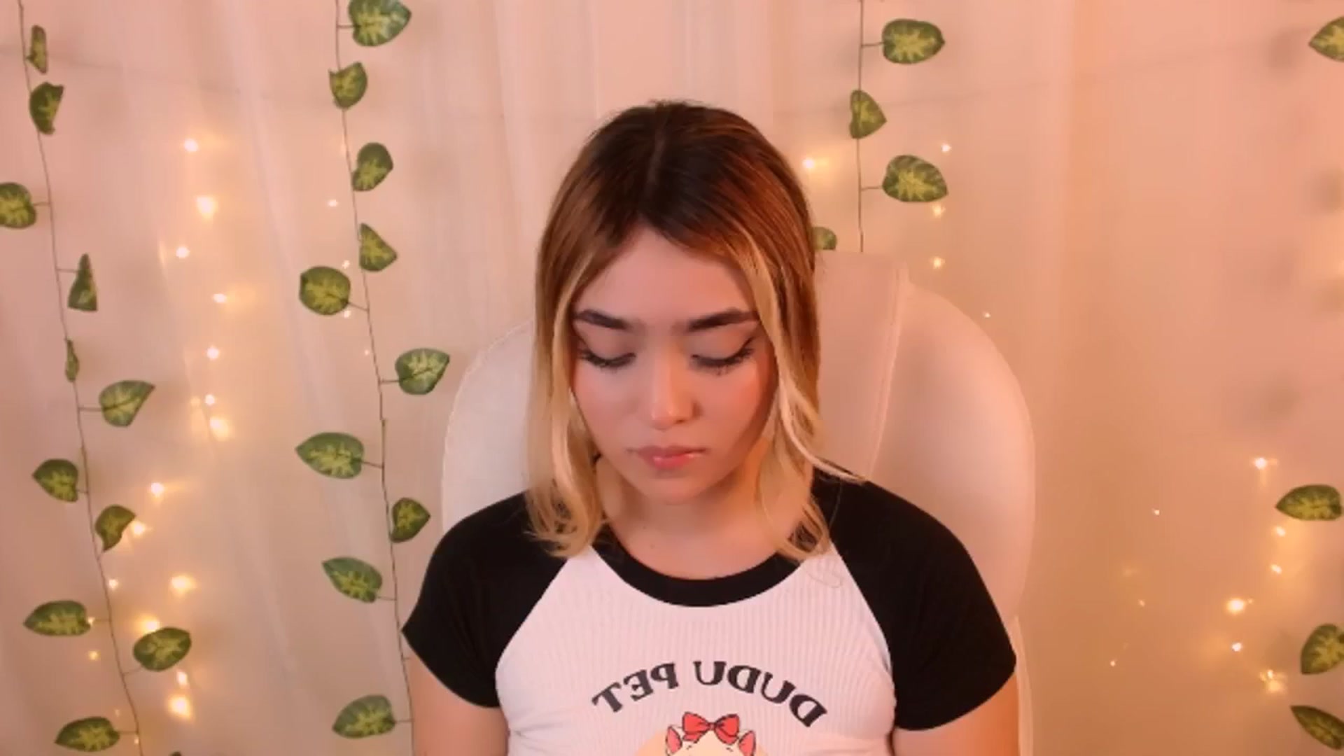 Gallery image thumbnail from Sugar_h0ney's myfreecams stream on, 05/16/2024, 05:06 image 18 of 20