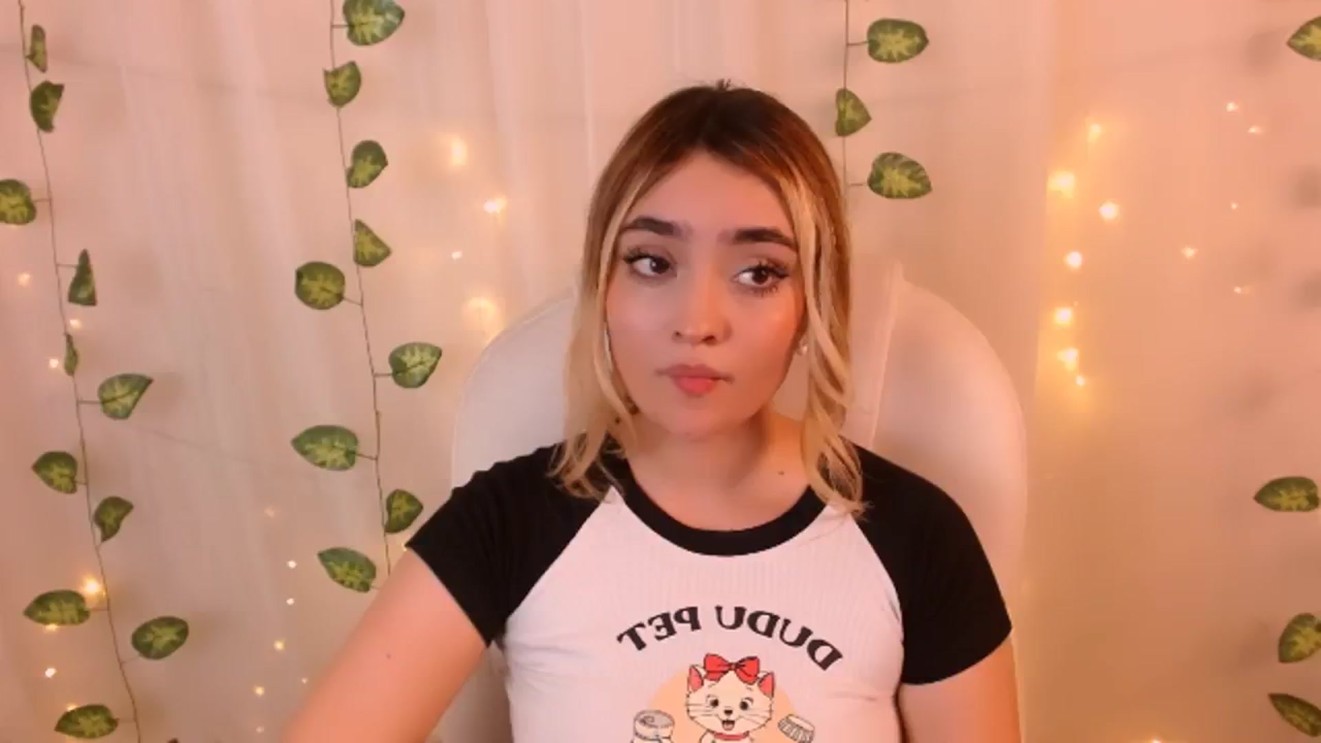 Gallery image thumbnail from Sugar_h0ney's myfreecams stream on, 05/16/2024, 05:06 image 14 of 20