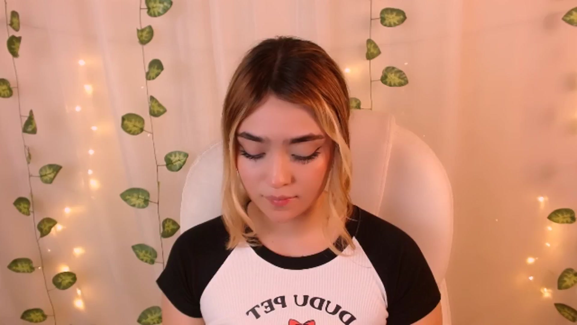 Gallery image thumbnail from Sugar_h0ney's myfreecams stream on, 05/16/2024, 05:06 image 19 of 20