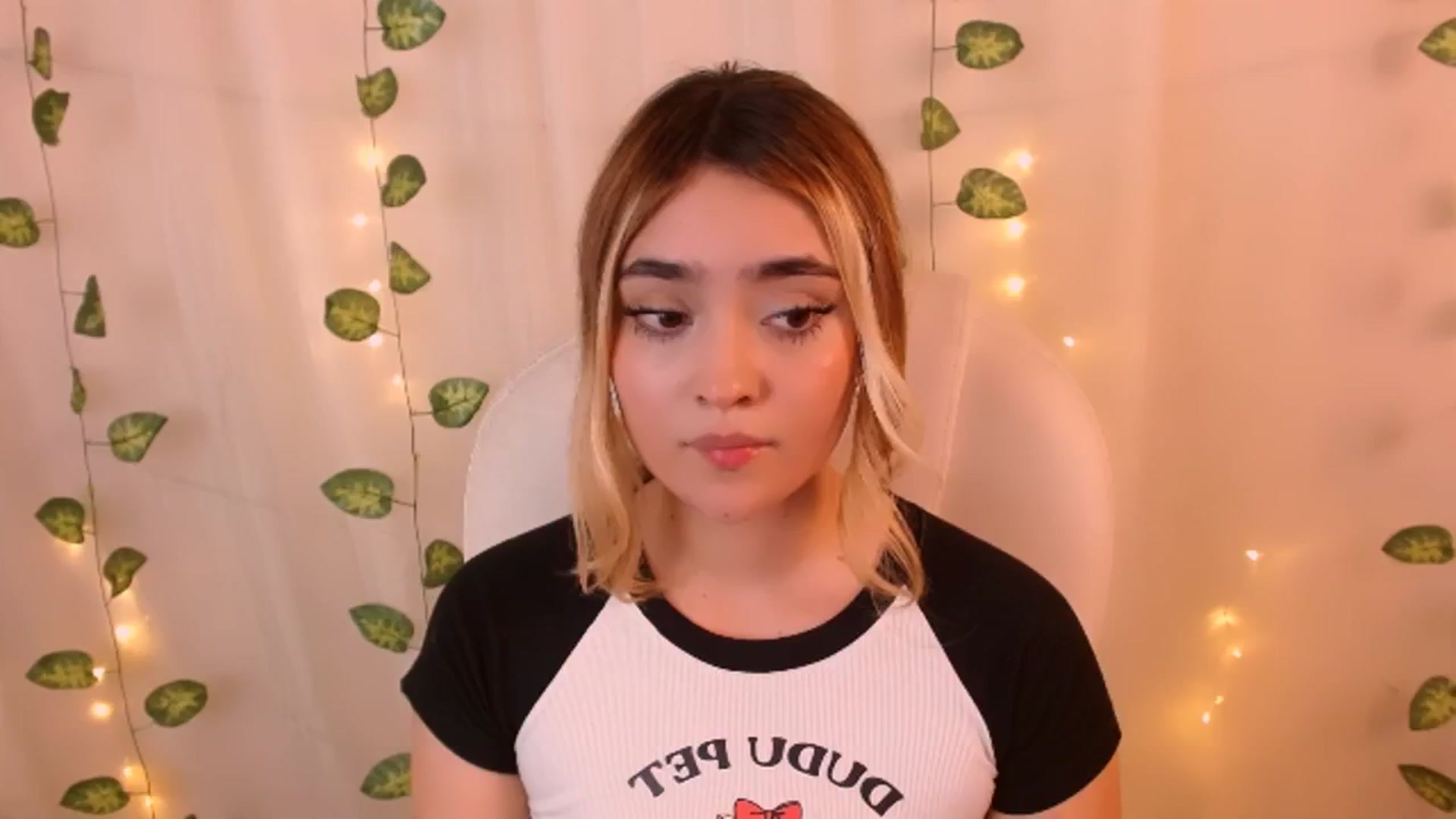 Gallery image thumbnail from Sugar_h0ney's myfreecams stream on, 05/16/2024, 05:06 image 15 of 20